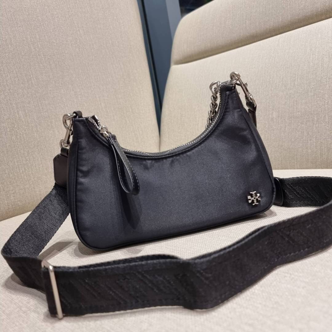 TORY BURCH MERCER NYLON SMALL SHOULDER BAG ใหม่ก่อนใคร!! กับคอลหวานๆ สดใสๆ กระเป๋าสะพายทรงโฮโบ ขนาดกะทัดรัด ฟังก์ชั่นการใช้งานจัดแบบเต็มที่ ด้วยสายสะพายถึง 3 เส้น สายโซ่คล้องแขน สายหนังแบบสั้นคล้องไหล่ และสายสปอร์ตเส้นใหญ่ ดูดี!! คุ่มแค่ไหนคิดดู!! วัสดุผ้
