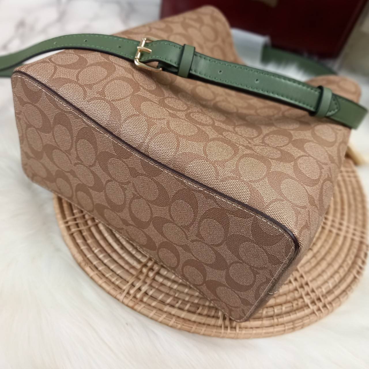 ใบใหญ่ 10" COACH TOWN BUCKET BAG IN SIGNATURE CANVAS (COACH 91512) 🌺 เป็นสีที่ขายดีมากๆ และหายากมากๆด้วย!! //ขนาด 10 นิ้ว ใส่ของได้จุใจ!! //กระเป๋าสะพายข้าง //วัสดุหนังแคนวาสอย่างดี หนังสวย อยู่ทรง มีสายสะพายยาว ใช้สะพายเป็นคลอสบอดี้ได้ สายยา