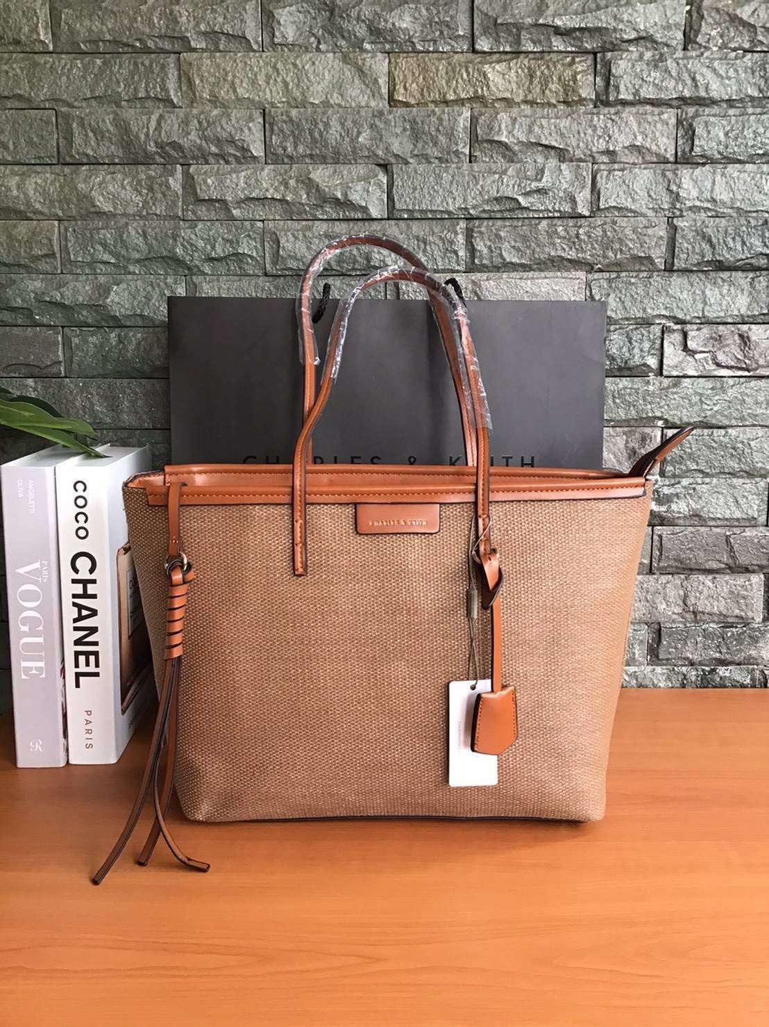 Charles & Keith Black Textured Tote Bag ฮอตฮิตตลอดกาลสำหรับรุ่นนี้ รุ่นยอดนิยม!! มากี่รอบกี่รอบก็ขายดี ใครไม่มีรุ่นนี้ติดตู้ไว้ถือว่าเชยมาก(!!) กระเป๋าสะพายทรง Shopping bag ใบใหญ่จุของได้ใจ น้ำหนักเบา โดดเด่นด้วย Textured วัสดุสานรอบใบ ตัดขอบหนัง สวยอยู่ท