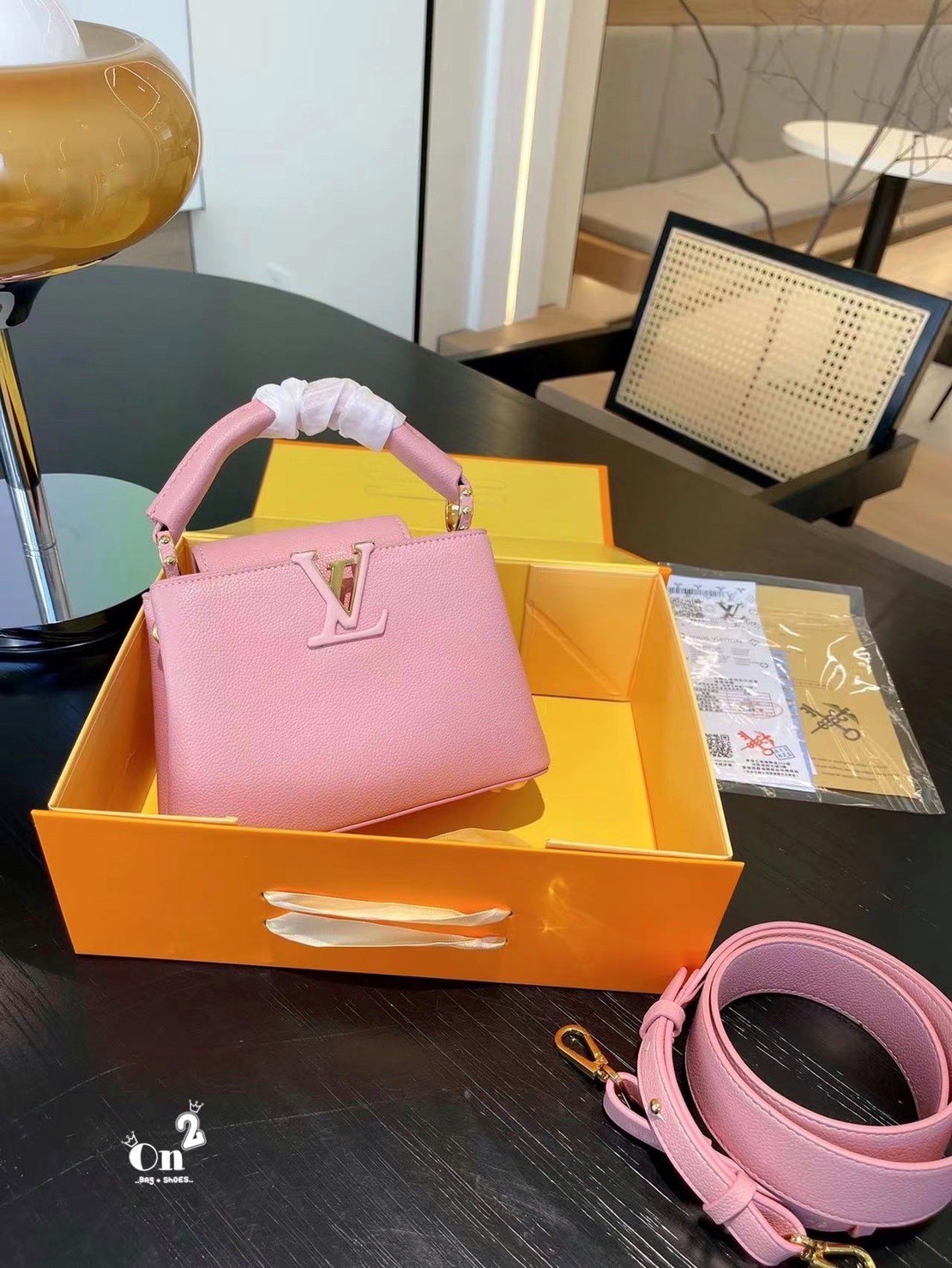 LV capucines top handle กระเป๋าถือสุดหรู ดีไซน์ทรงคลาสสิค อะไหล่สีทองปั้มทุกจุด มาพร้อมสายสะพายยาวงานจริงสวยทุกมุมเป๊ะปังมากค่ะ งานมาพร้อมหูจับในตัว ที่สุดของความสวยในราคาเบาๆ ด้วยรูปทรงวินเทจและวัสดุหนังลูกวัวสังเคราะห์ สัมผัสดี ขับผิว ทำให้ไอเท็มนี้สะกด