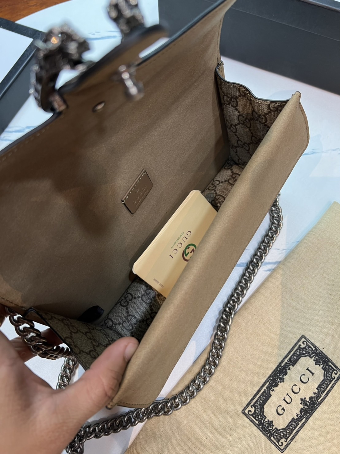 25CM หนังแท้ GUCCI Dionysus GG Supreme mini bag ฮอตไอเท็ม รุ่นนี้ขายดีขายหมด สวยหรู คุณหนู ผู้ดีมาก!! นานๆ มาจะมาน้าา รุ่นหายากค่ะ กระเป๋าสะพายข้าง ดีไซน์อยู่ทรง ขนาดกำลังสะดวกใช้สำหรับสาว วัสดุหนังแท้เต็มใบ ภายในแบ่งสัดส่วนได้เป็นอย่างดี งานจริงดีงาม สาว