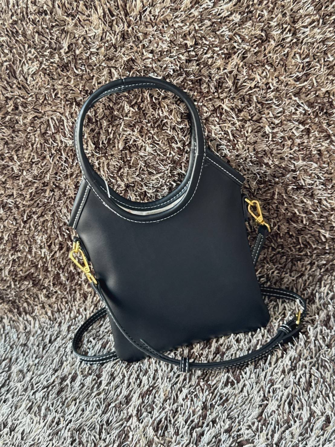 MIU MIU IVY leather handbag / Miu Miu ivy mini tote กระเป๋าสไตล์คลาสสิก มาในดีไซน์เรียบแต่โก้ ให้ลุคที่ดูเท่มั่นใจ สามารถถือและสะพายได้ จุดเด่น ที่โลโก้หนังตัวนูน ที่เสริมให้กระเป๋าดูแฟชั่นและทันสมัย