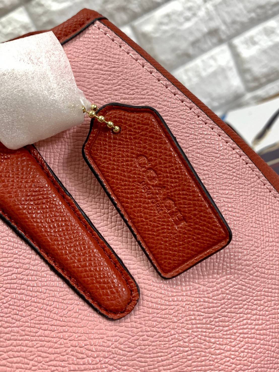 COACH HANDBAG//SHOULDER BAG ((28470)) กระเป๋าหิ้ว//สะพายไหล่ วัสดุหนังแท้ หนังนิ่ม น้ำหนักเบา ใบใหญ่กำลังดีค่ะ ปากกระเป๋าเป็นแบบกระดุมแม่เหล็ก ภายในมี2ช่องใหญ่ ค่อนข้างกว้าง ใส่ของได้ครบเลยทีเดียวค่ะ มีเป็นช่องซิปกลางหนึ่งช่อง และช่องใส่ของจุกจิกได้อีก3ช่