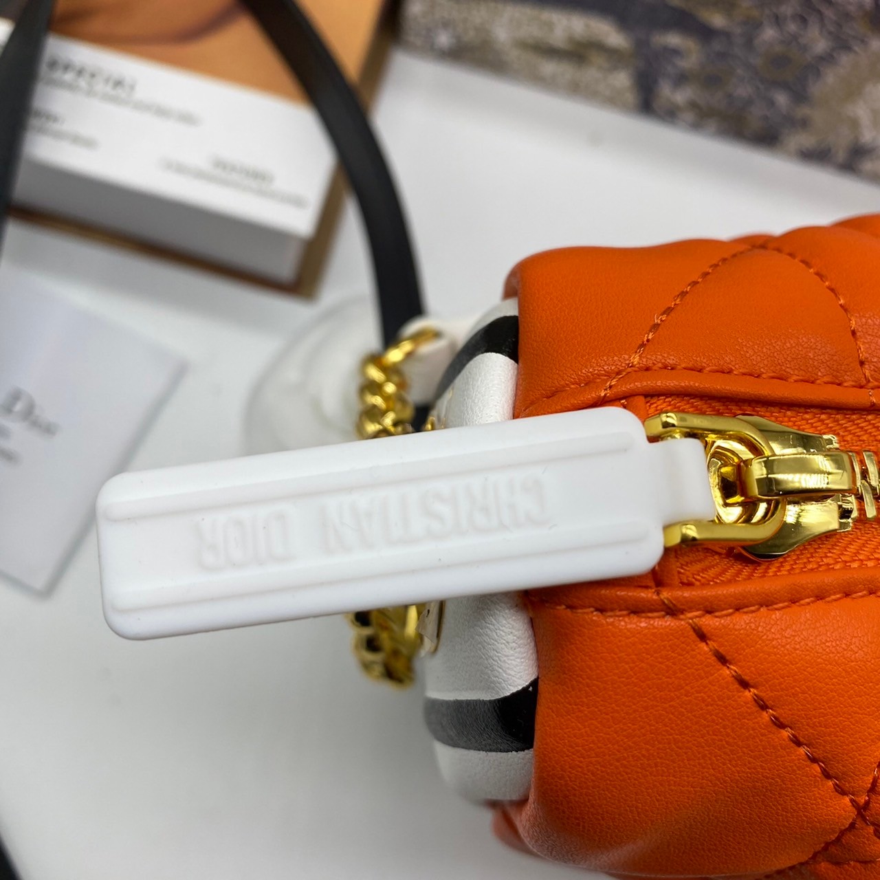 หนังแท้ DIOR MEDIUM DIOR VIBE HOBO BAG รุ่นใหม่ล่าสุด พร้อมส่งที่ไทย เกรดออริจินอลหนังแท้ สวยมากค่ะ ภาพสินค้าถ่ายจากงานขายจริง ใช้งานต่างประเทศได้