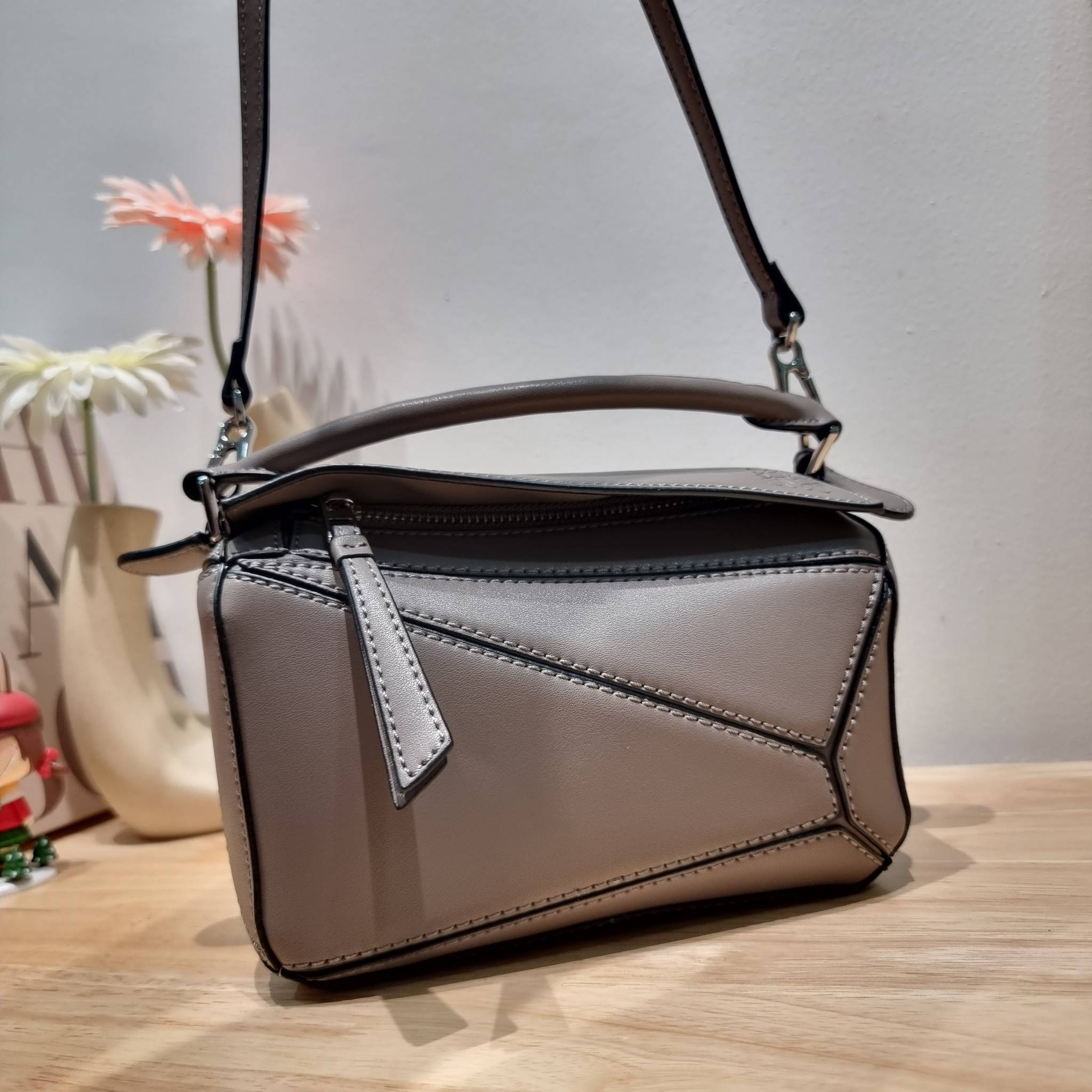 LOEWE MINI PUZZLE BAG IN CLASSIC สุดยอดแบรนด์ที่ดีไซน์เป็นเอกลักษณ์ โดดเด่น สวยหรู กับกระเป๋าสะพายข้างทรงกล่อง ไซส์มินิ สไตล์พัซเซิล ให้ฟีลลิ่งเหมือนตัวต่อคละสี ดูดีได้ทุกที่แค่มีใบนี้