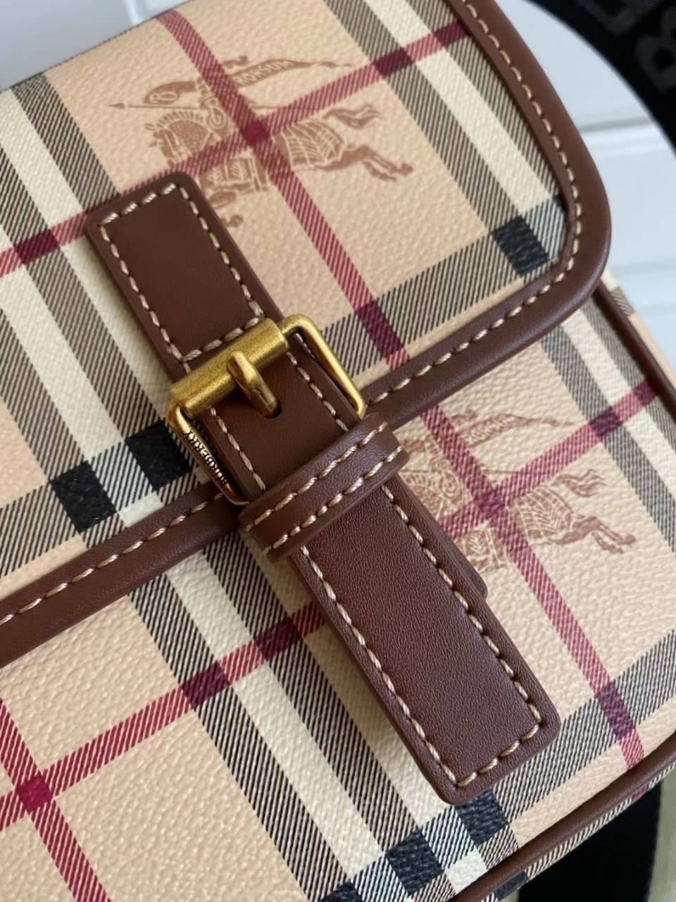 BURBERRY MESSENGER VINTAGE BAG VIP GIFT WITH PURCHASE (GWP) พรีเมี่ยมกิ๊ฟ Limited Edition จาก BURBERRY วัสดุหนังทั้งใบลายวินเทจ ตกแต่งคาดเข็มขัดด้านหน้า เปิดปิดด้วยกระดุมแม่เหล็ก ภายในมีช่องใส่ของโล่งกว้าง สามารถใส่มือถือ ipad mini ของจุกจิกได้ อะไหล่แบรน