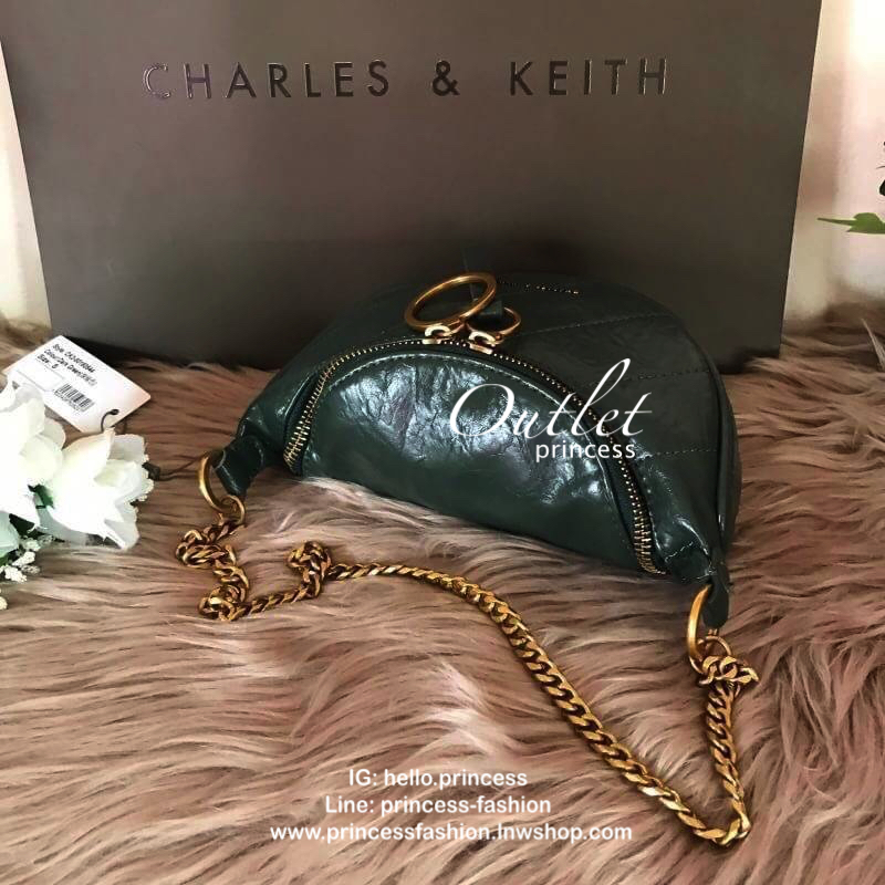 CHARLES & KEITH WRINKLED EFFECT RING ZIP TASSEL CROSSBODY BAG กระเป๋าสะพาย/คาดเอว/คาดอกรุ่นใหม่ล่าสุด เปิด-ปิดด้วยซิป ภายในโล่งกว้างมีช่องเล็กใส่บัตร จุของได้เยอะ ดีไซต์เก๋ไม่ซ้ำใคร มาพร้อมสายสะพาย 2 สายให้เลือกสะพายได้หลากหลายแบบไม่มีเบื่อแน่นอนจ้า