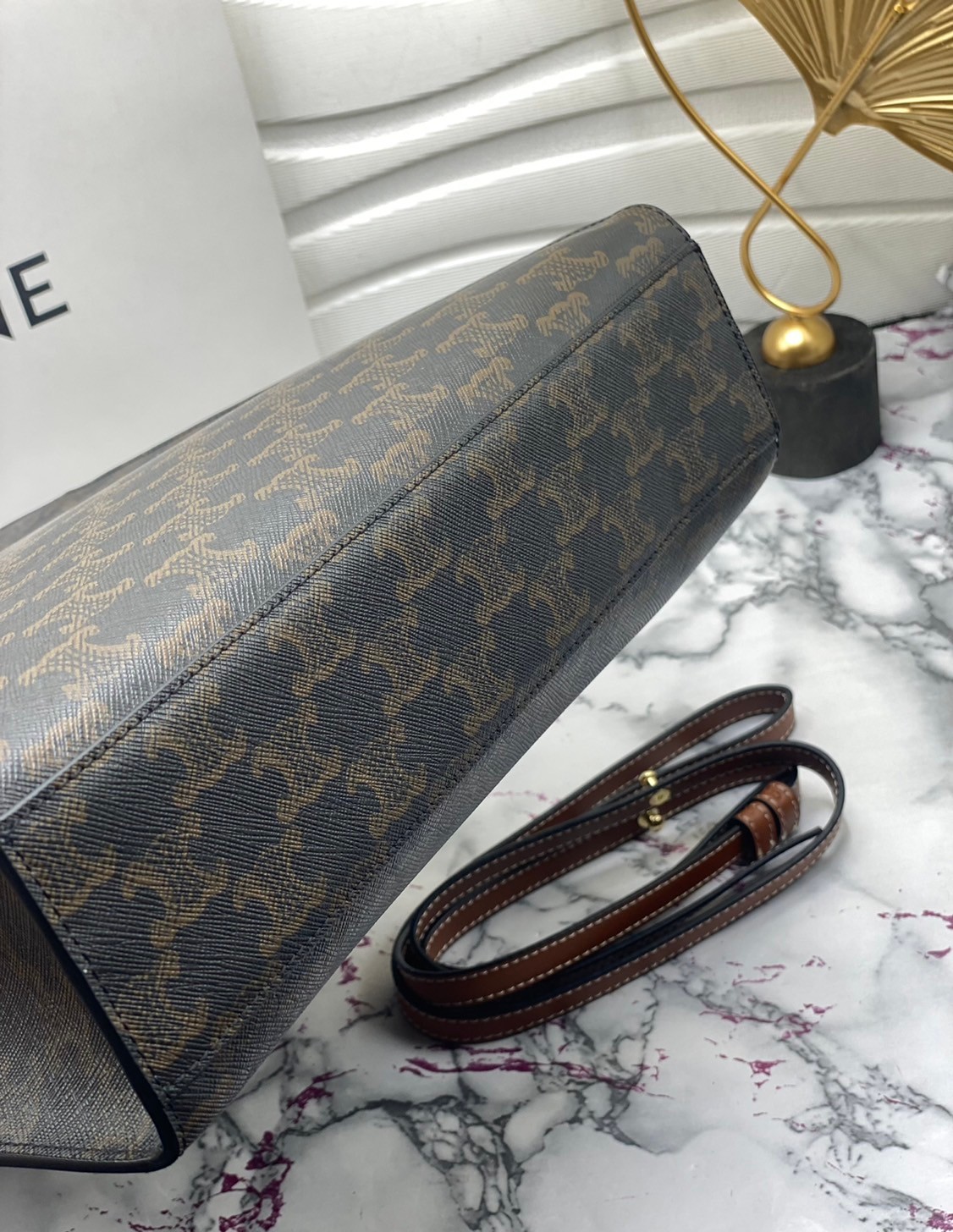 หนังแท้ CELINE SMALL CABAS VERTICAL IN TRIOMPHE CANVAS AND CALFSKIN / CELINE TOTE พร้อมส่งที่ไทย กระเป๋าโท้ททรงตั้ง CABAS TRIOMPHE งานหนังแท้ CALFSKIN ทั้งใบ พร้อมหูหิ้วสองข้างและสายสะพายหนังแบบถอดได้ ภาพสินค้าถ่ายจากงานขายจริง ใช้งานต่างประเทศได้