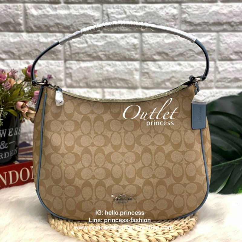 COACH SIGNATURE ZIP SHOULDER BAG กระเป๋าถือหรือสะพายไหล่ ทรงสวย ลาย signature วัสดุหนัง PVC. เนื้อนิ่ม ตัดของหนังสีฟ้า เปิดปิดด้วยซิป ภายในกว้าง ใส่ iPad, A4 และของใช้ได้เยอะ มีช่องเล็ก และช่องซิปค่ะ Must have!
