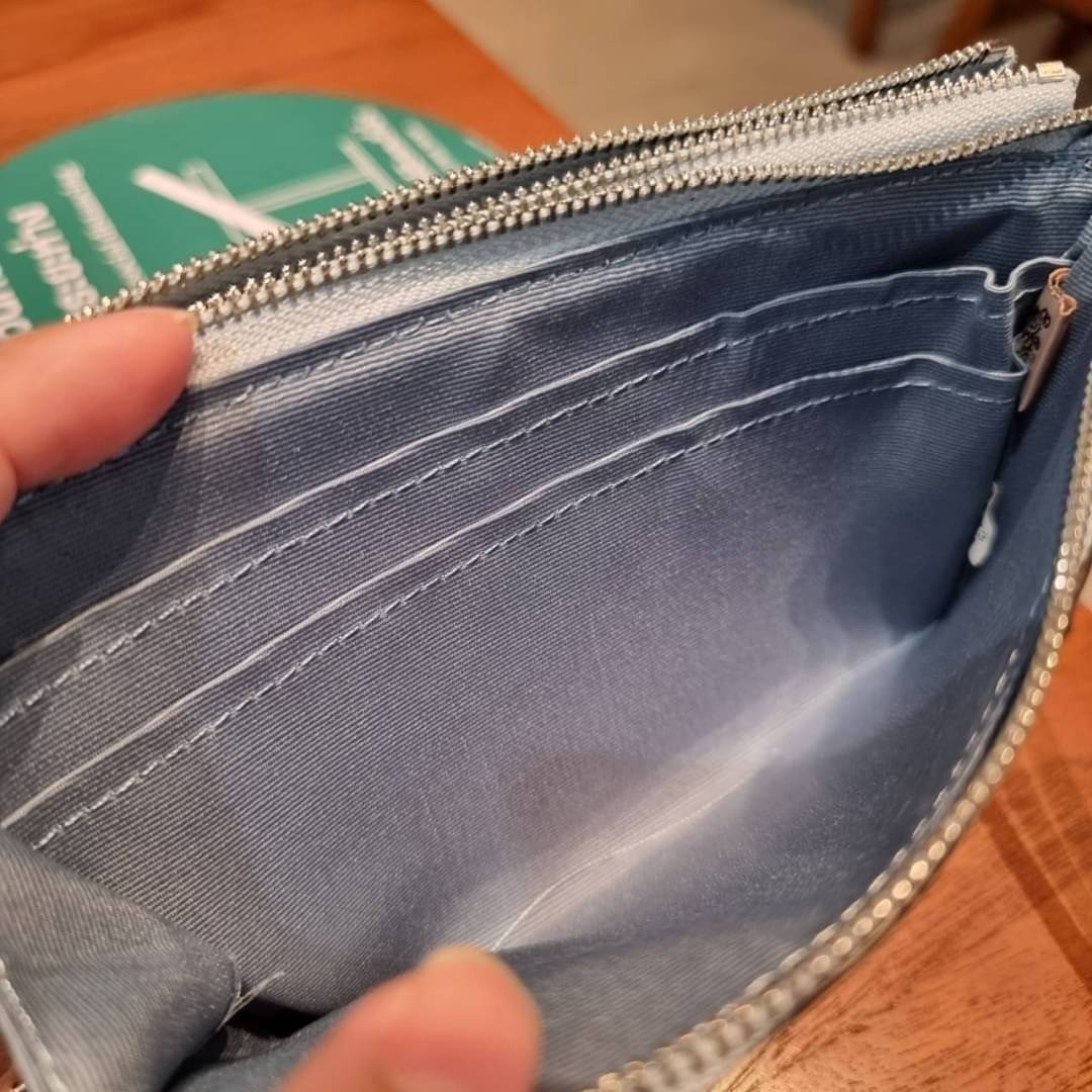 COACH F87591 DOUBLE CORNER ZIP WALLET IN SIGNATURE COATED CANVAS คล้องมือรุ่น 2 ซิป!! มาแล้วจ้า 🌟🤗 ไซส์นี้คือเหมาะมือจริงๆ พกง่ายเช่นเคย ไม่ต้องกังวลว่าจะเกะกะหรือกินพื้นที่กระเป๋าหลัก วัสดุหนังแคนวาสเคลือบลาย มีช่องหลักแยก 2 ช่อง ภายในบุผ