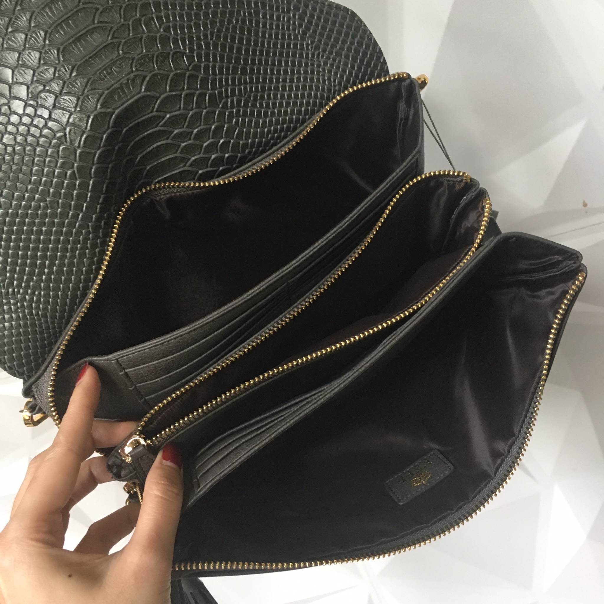 มาตามคำเรียกร้องคะสำหรับ size นี้ รอบนี้ ได้ ของ KEEP BRAND มาคะ รับรองความสวย 😍กระเป๋า KEEP Doratry shoulder &clutch bag ตัวกระเป๋าผลิตจากหนังแกะเทียม ตัดกับ ลายงู ลายหนังชัดเจน สวย อะไหล่ทองเพิ่มความหรูให้กับกระเป๋าสุดๆคะ 🌵จุดเด่นคือ สาม