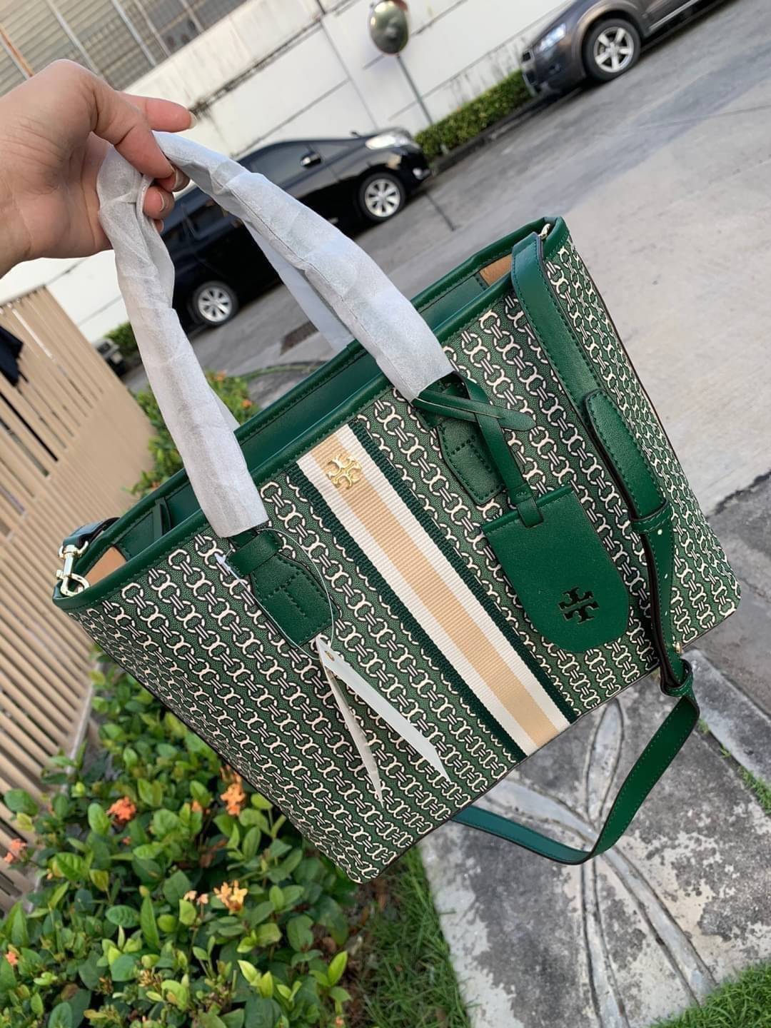 ของแท้ 💯% Tory Burch Gemini Link Canvas Small Tote กระเป๋าสุดปังจากทอรี่ เบริช์(Tory Burch) อย่างเจมิไนลิงค์ ในทรง tote bag ซึ่งผลิตจากผ้าใบเคลือบผิวด้าน มีเอกลักษณ์โดดเด่นที่ลายทางตรงกลาง