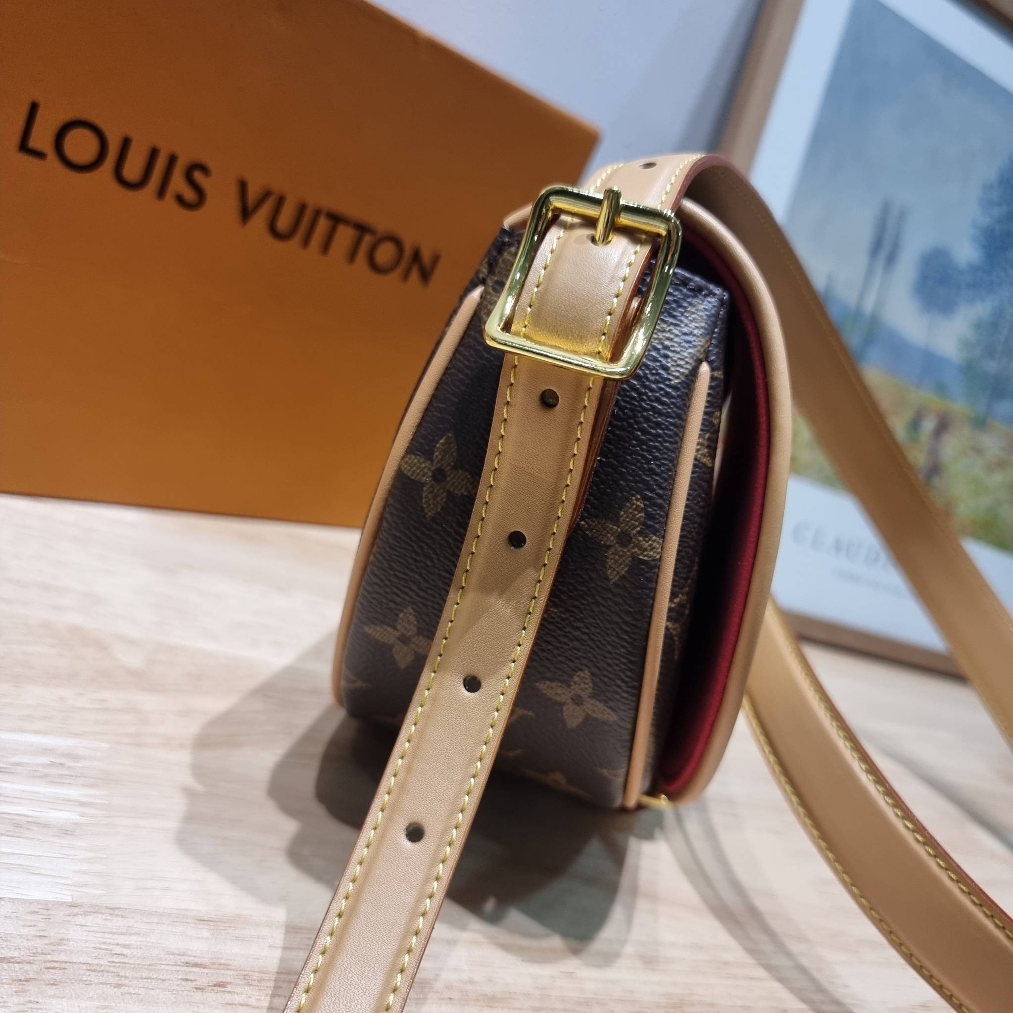 LV Tambourine Monogram Crossbody Bag รุ่นลิมิเต็ดหายาก กับกระเป๋าสะพายทรงสวย ดีไซน์คลาสสิค วัสดุหนังแคนวาสตัดสลับหนังแท้ เปิด-ปิดกระเป๋าด้วยอะไหล่สายคาด สายสะพายในตัว ปรับได้ หรือซ่อนสายและถือเป็น clutch ออกงานก็ได้ ดูแพงมากๆ ภายในเป็นช่องโล่ง ใส่ของจุกจุ