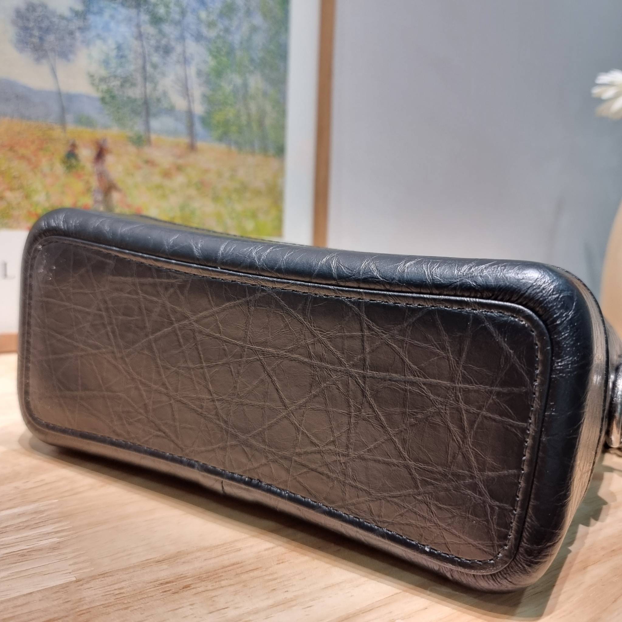 CHANEL Gabrielle Bag Medium สวยคลาสสิค No.1 ต้องยกให้ไอเท็มนี้เท่านั้น กับกระเป๋าสะพายซิกเนเจอร์ ดีไซน์ไม่เหมือนใคร เป็นเอกลักษณ์