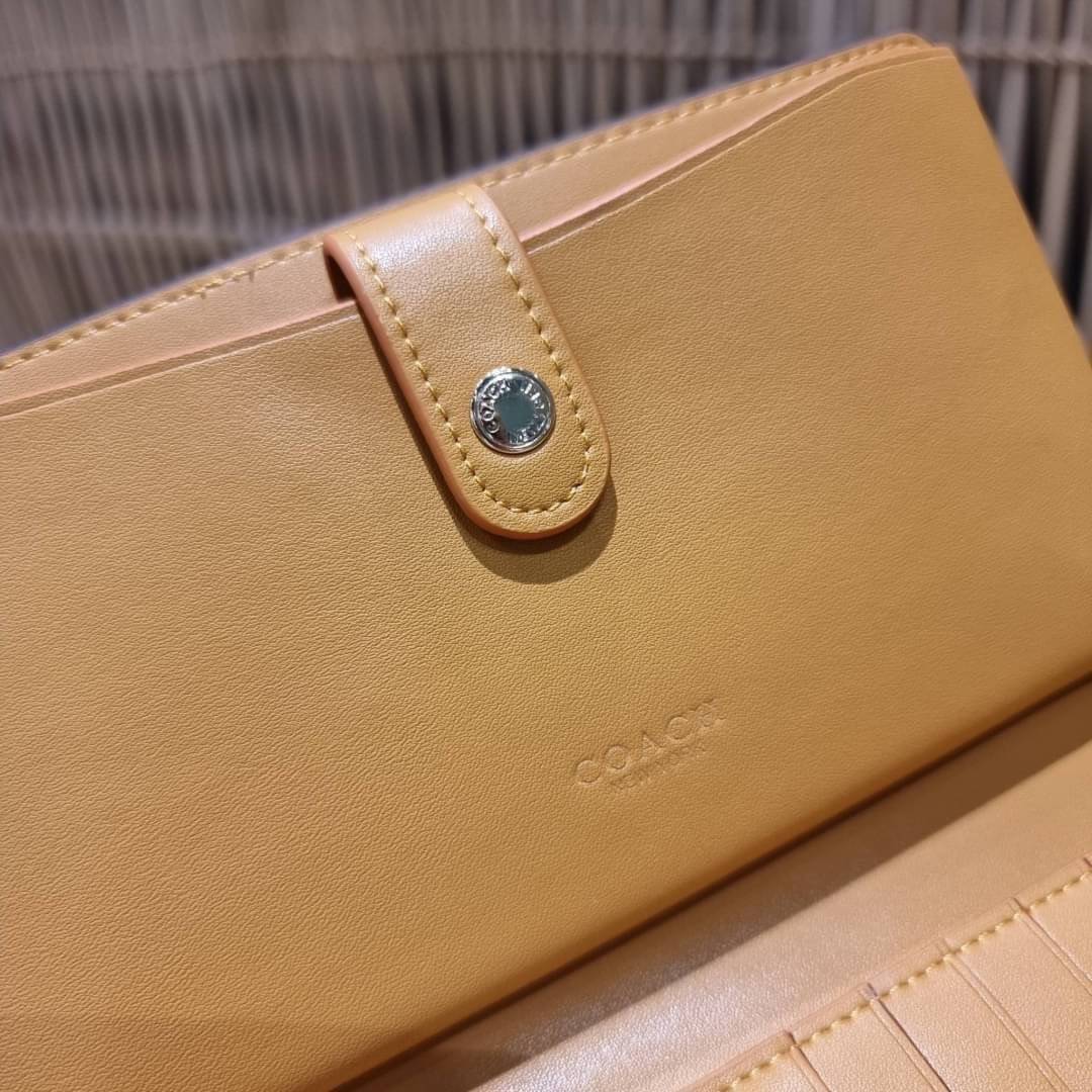 COACH C3371 TECH PHONE WALLET WITH SPACED WILDFLOWER ดีไซน์ใหม่ คอลเลคชั่นสวยหรู กระเป๋าสตางค์พร้อมสายคล้องมือ ง่ายต่อชีวิตมากจ้า!! มันดีอะไรเบอร์นี้ ใส่ได้ทั้งบัตร และโทรศัพท์ก็ใส่ได้ทุกรุ่น แถมยังมีช่องซิปแยกไปอีก ช่องเยอะไม่ต้องห่วงจริงๆ วัสดุหนังแคนวา