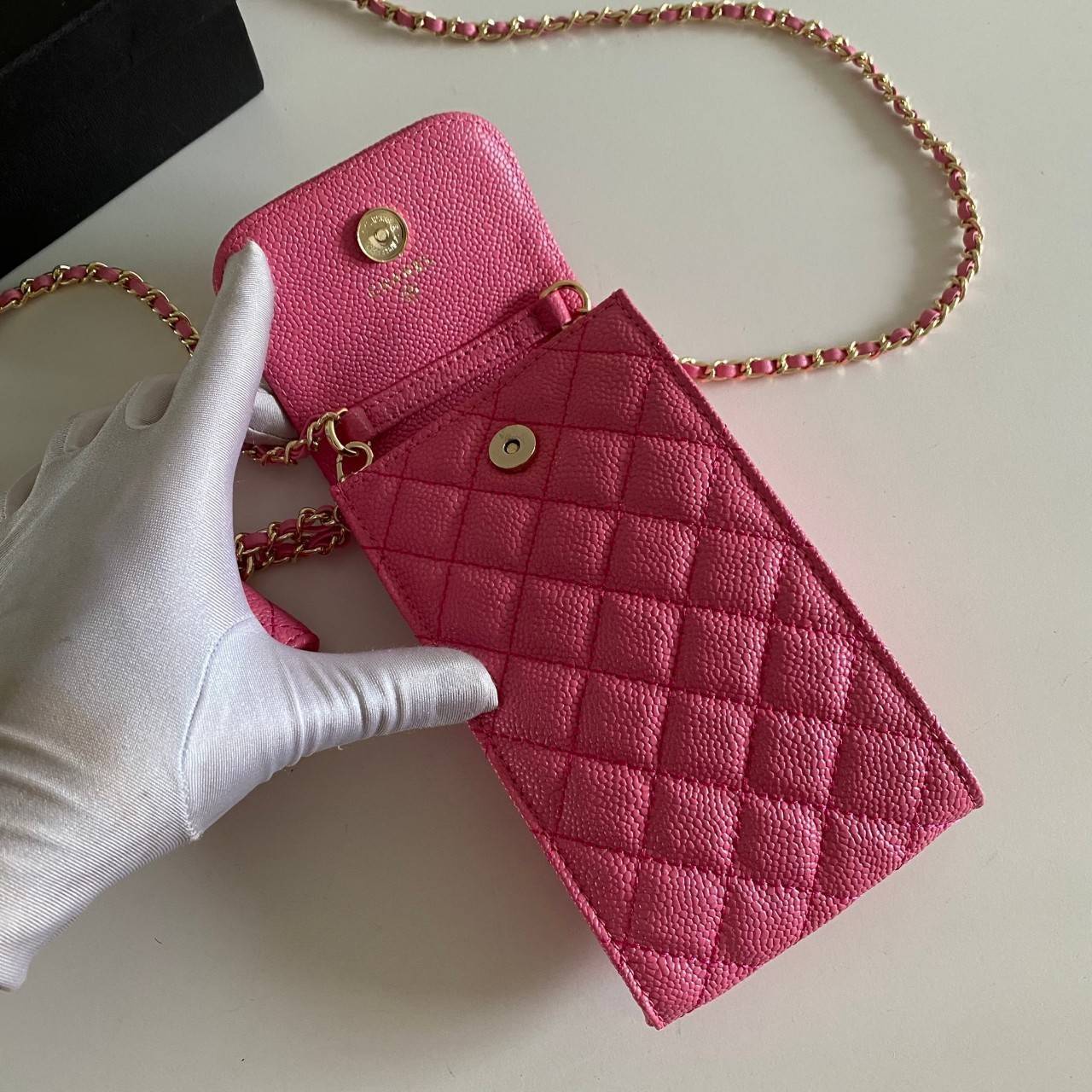 พรีเมี่ยมกิ๊ฟแท้ 100% 】หนังแท้ CHANEL PHONE BAG มาแล้วๆ น่ารักสุดๆ ใส่iPhone pro max ได้สบาย หนังคาเวียร์ ใบเล็กถอดแยกได้ ใส่พวงกุญแจเก๋ได้เลย