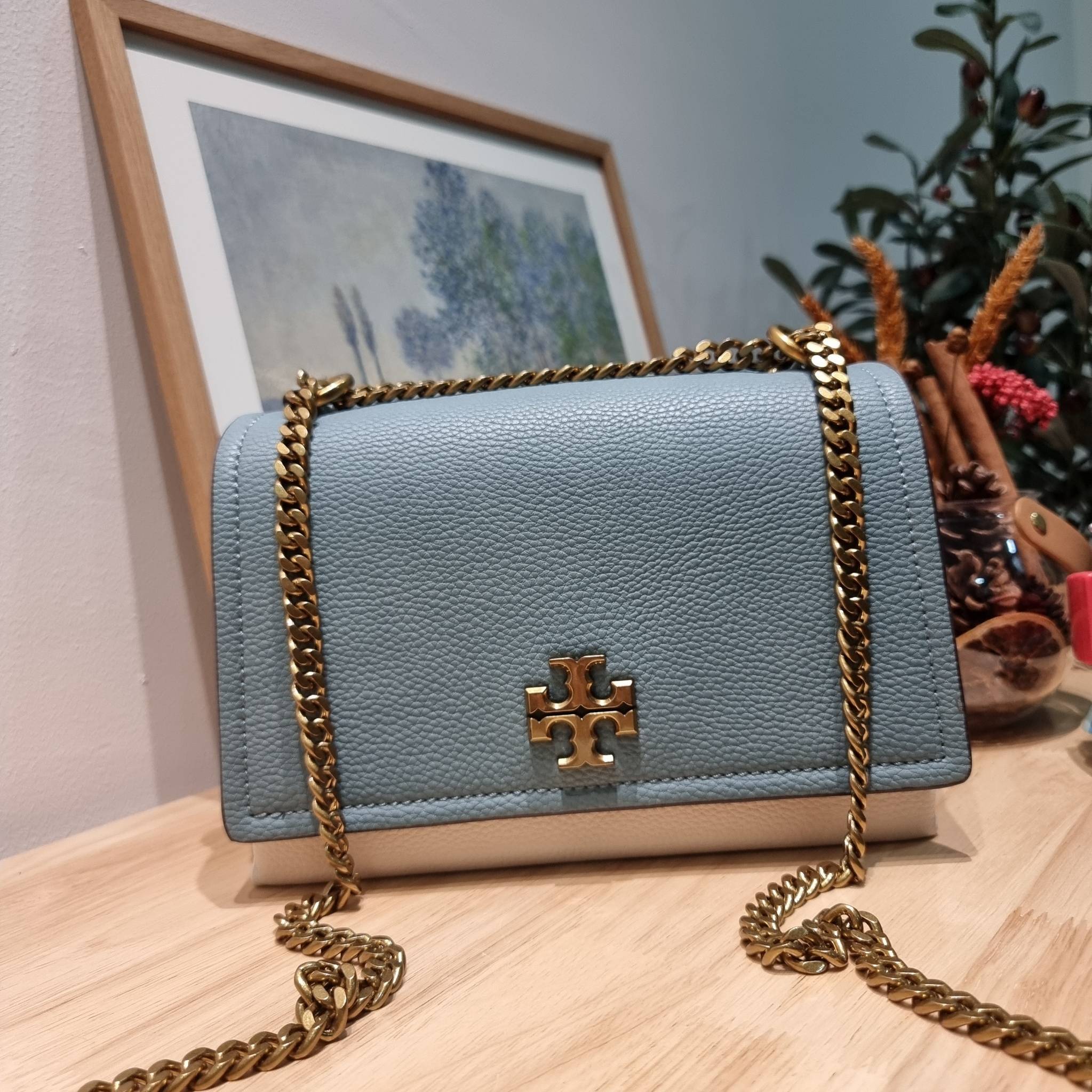 TORY BURCH LIMITED-EDITION SHOULDER BAG รุ่นลิมิเต็ด กับกระเป๋าสะพายไหล่ทรงผู้ดี ที่ผลิตมาในจำนวนจำกัด โดดเด่นด้วยอะไหล่ทองคลาสสิคหรูหรา