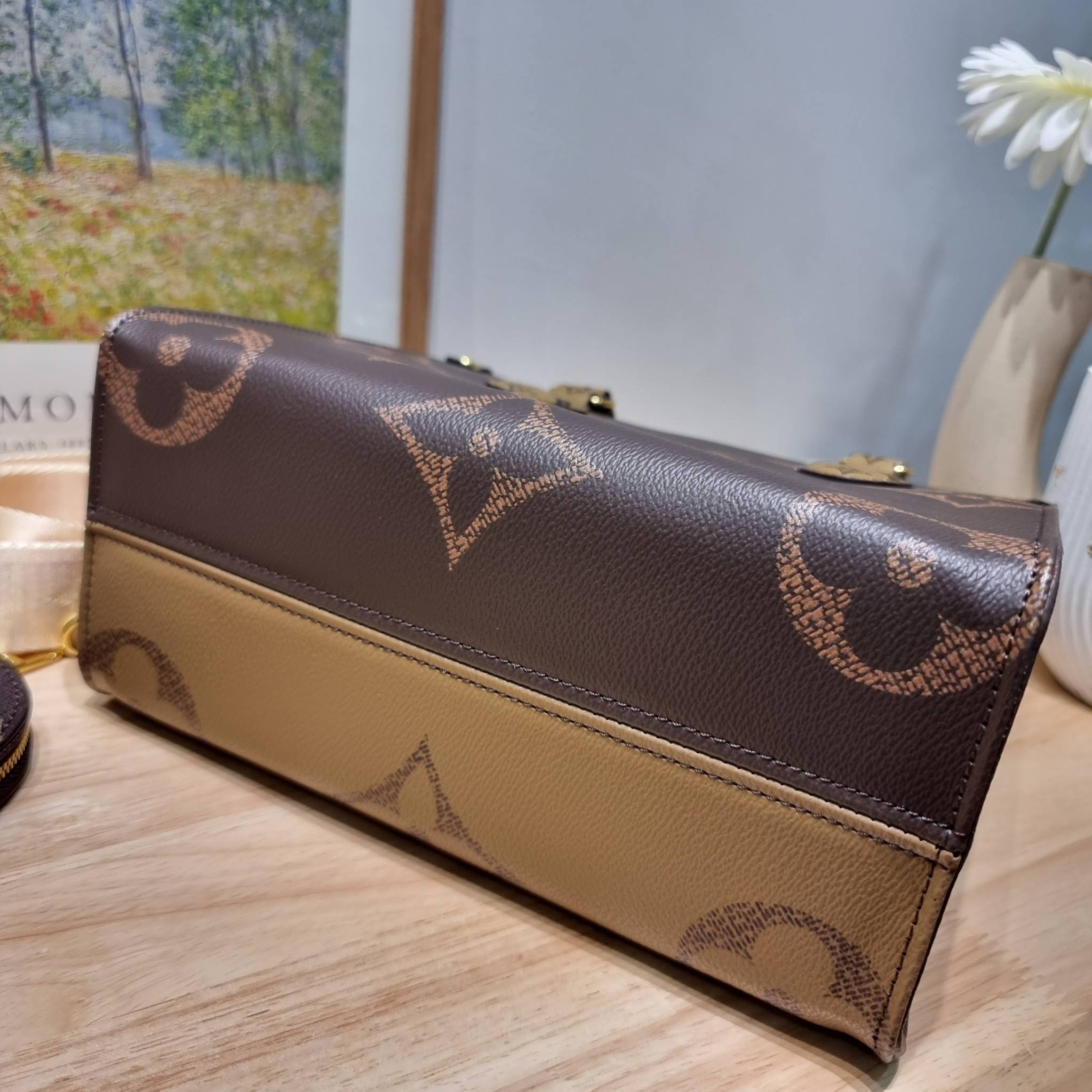 LV OnTheGo PM monogram tote bag / LV Tote Bag กระเป๋าทรงโท้ทที่ใครเห็นต้องเป็นคลั่งรัก ยอดฮิต คลาสสิค ผู้ดี หรูหราได้ทุกลุค ทุกสไตล์ มาพร้อมหูจับในตัว คล้องแขนก็ดูแพง หรือจะเกี่ยวสายครอสสะพายก็อัพลุคได้เลย