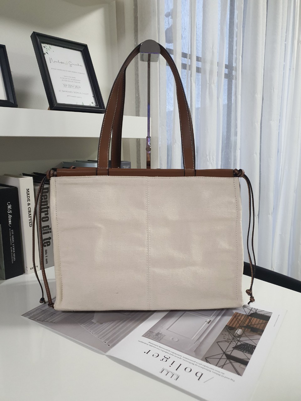 พร้อมส่งที่ไทยแล้วกับ LOEWE CUSHION TOTE BAG VIP GIFT WITH PURCHASE-GWP พรีเมี่ยมกิ๊ฟ จาก LOEWE PERFUME DUTY FREE COUNTER ด้านหน้าปักหนังปั้มโลโก้แบรนด์สวยหรู ทรงใบใหญ่ สะพายไหล่ *จุของได้เยอะมาก สามารถใส่ NOTEBOOK IPAD ได้สบายค่ะ น้ำหนักกำลังดี มาพร้อมสา