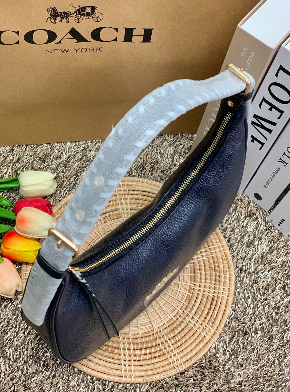 COACH BAILEY HOBO WITH WHIPSTITCH ((C4108//C1322)) พร้อมส่งที่ไทย!! สวยจริงไม่จกตาแน่นอนค่าา กระเป๋าทรงโค้ง ใช้แบบหิ้วหรือคล้องไหล่ก็ดูดี ใช้วัสดุหนังแท้ชั้นดี หนังสวยมากๆค่ะ ด้านหน้าใช้อะไหล่แบรนด์ตัวใหญ่ หรู ดูสะดุดตามีเดียว