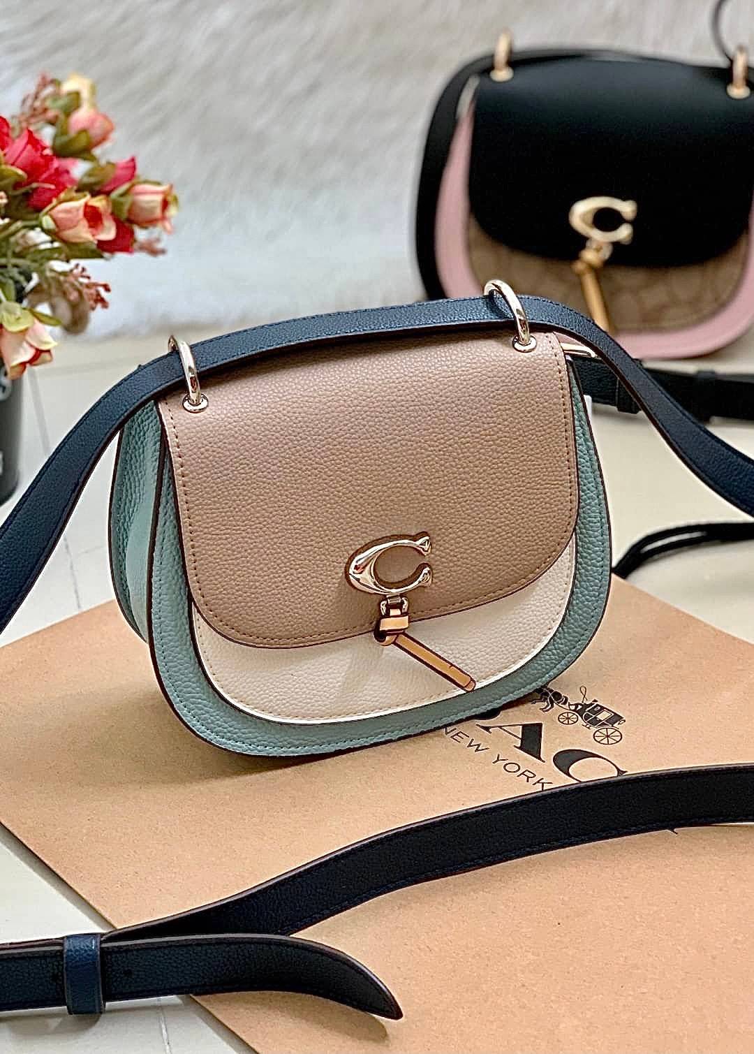 OUTLET 】COACH REMI SADDLE BAG IN COLORBLOCK ((1330)) รุ่นแนะนำ คลาสสิคน่าใช้มากๆ วัยใสๆใช้ดีค่ะ 😘 พร้อมส่งที่ไทยอีกครั้ง! กระเป๋าสะพายข้าง//ครอสบอดี้ร์//หรือทบเป็นสายคู่สะพายไหล่ได้ค่ะ แล้วแต่ชอบเลยค่ะ! วัสดุหนังแท้ ลายหนังสวยมากๆค่ะรุ่นนี้ หลงรัก