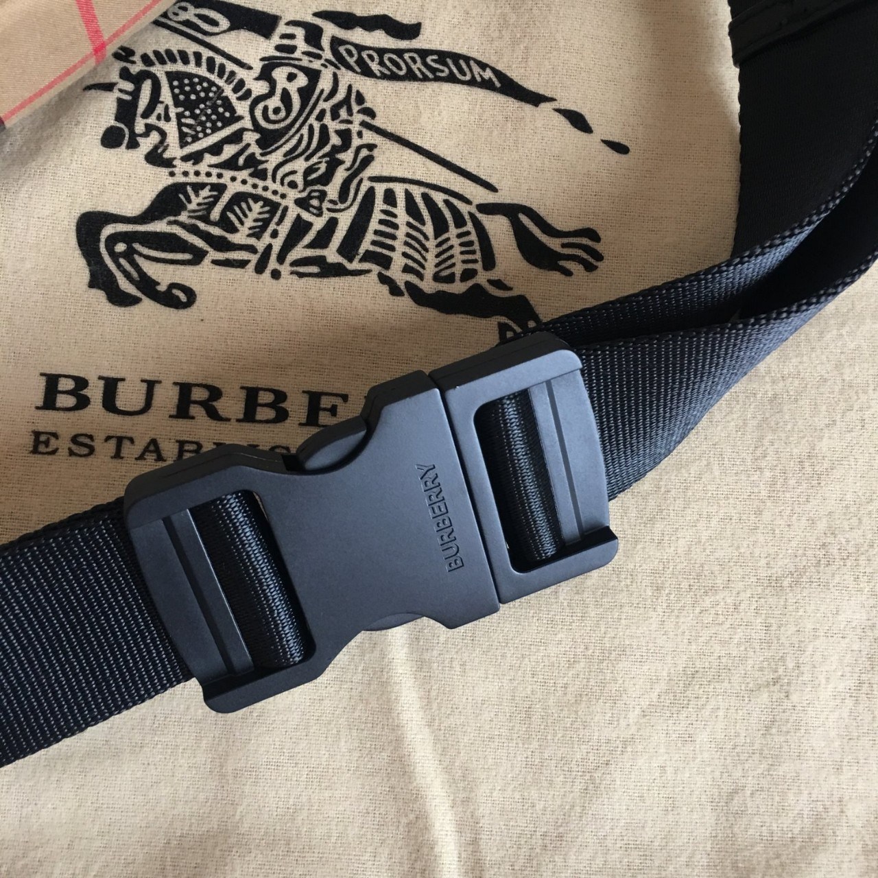 BURBERRY FRAGRANCES BAG VIP GIFT WITH PURCHASE (GWP) พรีเมี่ยมกิ๊ฟ Limited จากน้ำหอม BURBERRY วัสดุ Nylon & Canvas