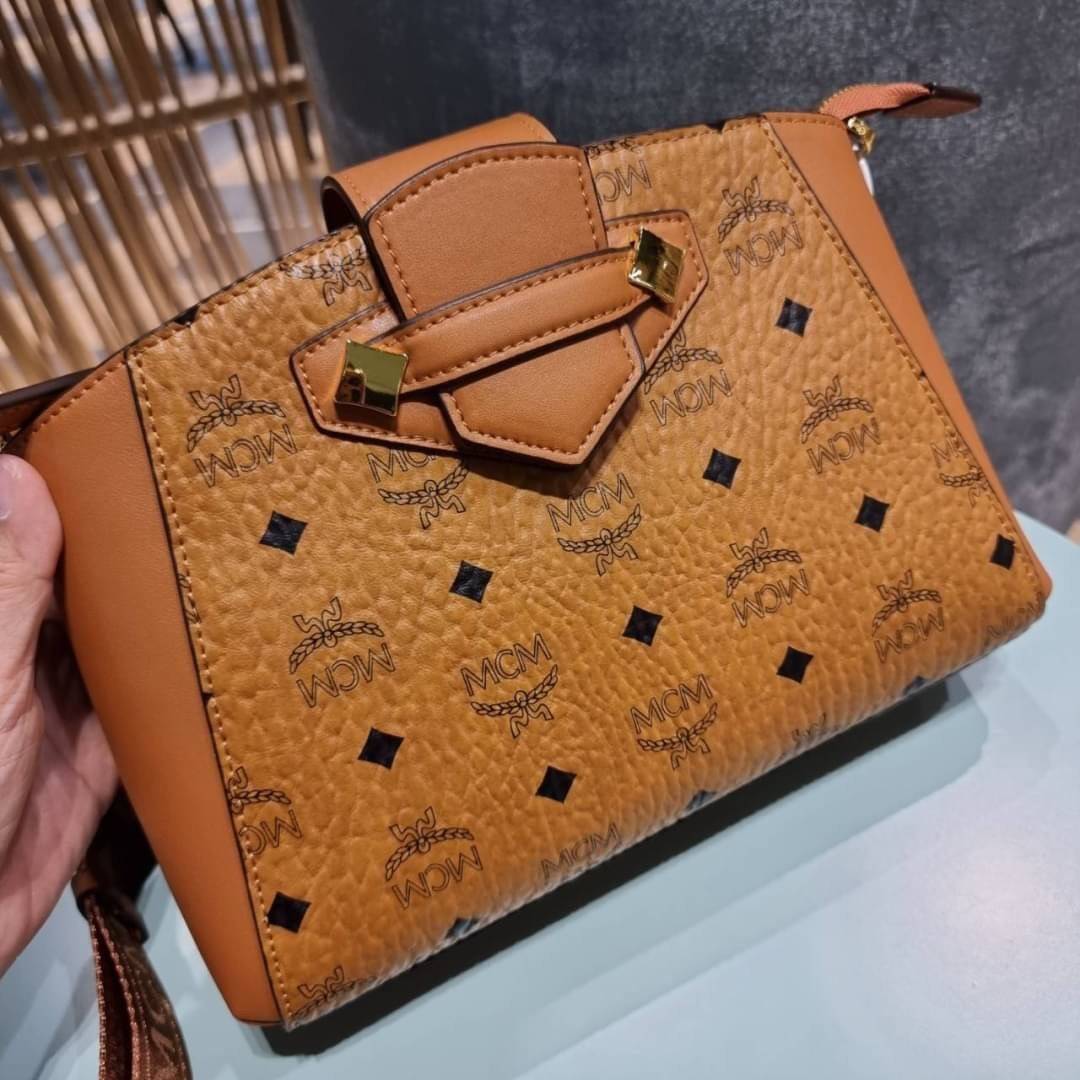 M.C.M ESSENTIAL VISETOS ORIGINAL SMALL CROSSBODY BAG กระเป๋าสะพายข้าง ขนาดกำลังดี สวยอยู่ทรง ดีไซน์เป็นเอกลักษณ์ วัสดุหนังแคนวาสสลับหนังแท้ พริ้นท์ลายเต็มใบ ดูหรูมาก!! เปิด-ปิดกระเป๋าด้วยสายคาดแม่เหล็ก และซิปรูดกันของหล่น มาพร้อมสายสะพาย crossbody ปั๊มลาย