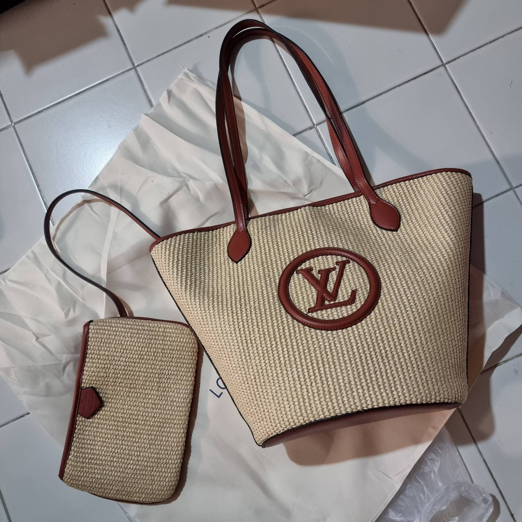 LV SAINT JACQUES LIMITED BAG ไอเท็ม เอ็กซ์คลูซีพจัดมาให้สาวๆโดยเฉพาะ!! กระเป๋าสะพายใบใหญ่รุ่นลิมิเต็ดหายาก ด้วยวัสดุสังเคราห์จากธรรมชาติ สานเต็มใบออกมาเป็นลวดลายสวยงาม และยังโดดเด่นด้วยโลโก้ สีโทนอุ่น ทำให้ไอเท็มนี้ ดูดีน่าค้นหา มาพร้อมใบลูกอีกหนึ่ง ที่สา