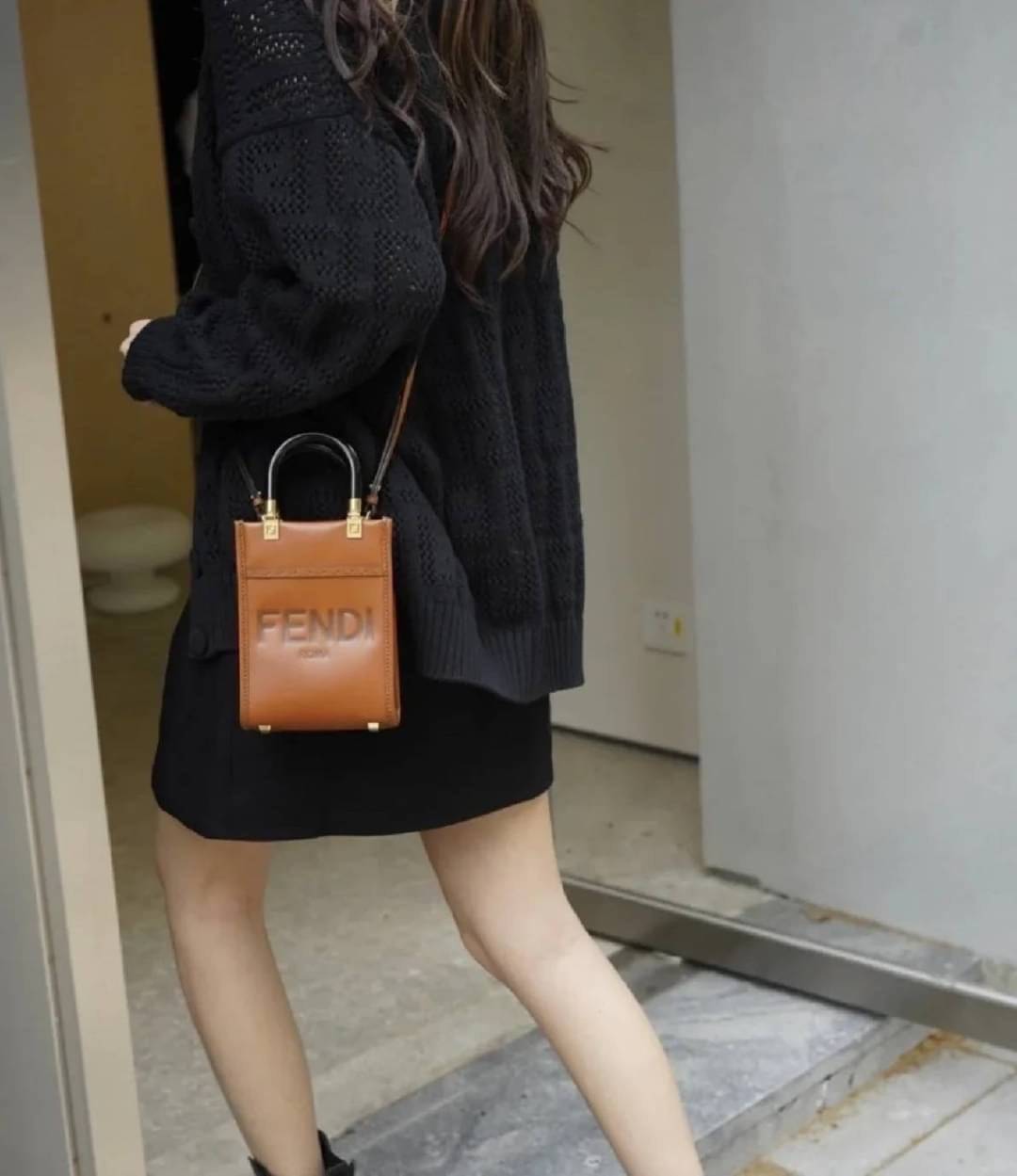 สวยหรูมาก กับ FENDI MINI SUNSHINE SHOPPER วัสดุหนังแท้ทั้งใบ ปั้มชื่อแบรนด์ด้านหน้า ที่จับเซรามิคสีสวยมีสลักแบรนด์ *ทรงมินิน่ารัก ด้านในเป็นช่องโล่งกว้าง สามารถใส่ กระเป๋าสตางค์สั้น มือถือได้ทุกรุ่น มาพร้อมสายสะพาย ถอดปรับได้ อะไหล่ปั้มแบรนด์สีทอง ปั้มโลโ