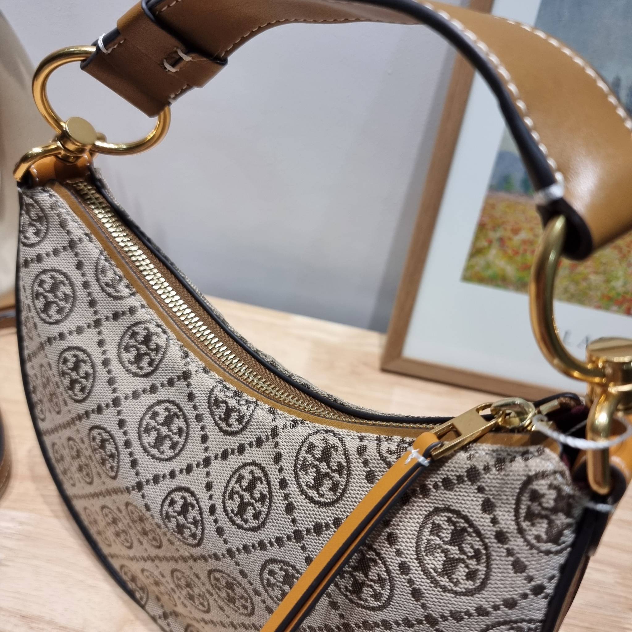 Tory Burch T Monogram Mini Crescent Bag / TORY BURCH T MONOGRAM MINI JACQUARD CRESCENT BAG ร้อนแรงกว่านี้ไม่มีแล้ว กับไอเท็มที่เซเลปรีวิวเยอะมาก!! สาวๆตามหากันไปอีก กระเป๋าทรง half moon ที่ดีไซน์บนผ้า jacquard ลวดลายซิกเนเจอร์ เรียบหรู ผู้ดีมากแม่!