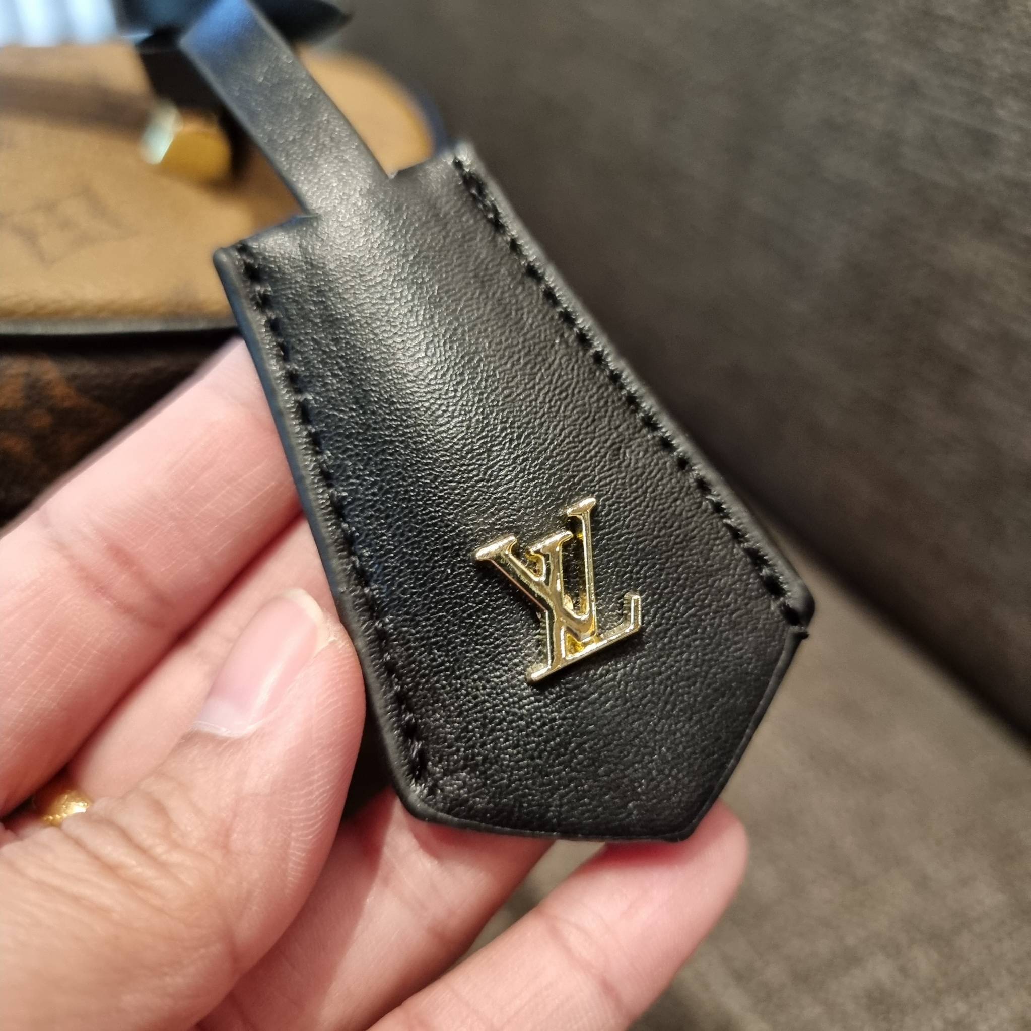 LV EXCLUSIVE VIP COSMETICS GIFT BOX กระเป๋าถือ/สะพาย สวยอยู่ทรง มาพร้อม box set สุดหรู adapt ใช้เป็นกระเป๋าเก็บเครื่องสำอางค์ ถือเชิดๆ หรือสะพายเลิศๆ ไปเที่ยว ไปไหนๆก็ดูแพง!! สวยจริงจัง!! พิเศษ!! มาพร้อมแม่กุญแจล็อคครบชุด และพวงหนังห้อย คุ้มมากๆแม๊!! ทุกด