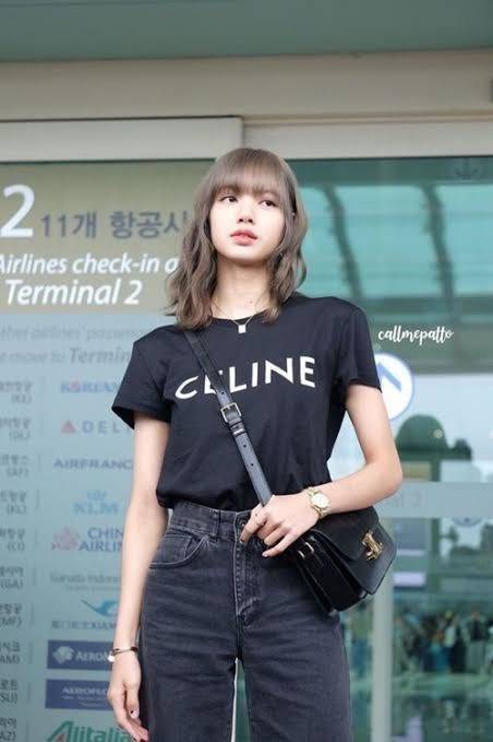Celine MEDIUM TRIOMPHE BAG IN SHINY มีรูปทรงเป็นกล่องคล้ายกับกระเป๋า Classic Box แต่มีการออกแบบโลโก้ที่สะดุดตาแบบวินเทจ ด้วยดีไซน์ที่ดูโฉบเฉี่ยว แต่คงความคลาสสิคอย่างเต็มเปี่ยม ทำให้เป็นที่ดึงดูดความสนใจของสาวๆ สายสะพายสามารถปรับระดับได้ มีความคล่องตัวในก