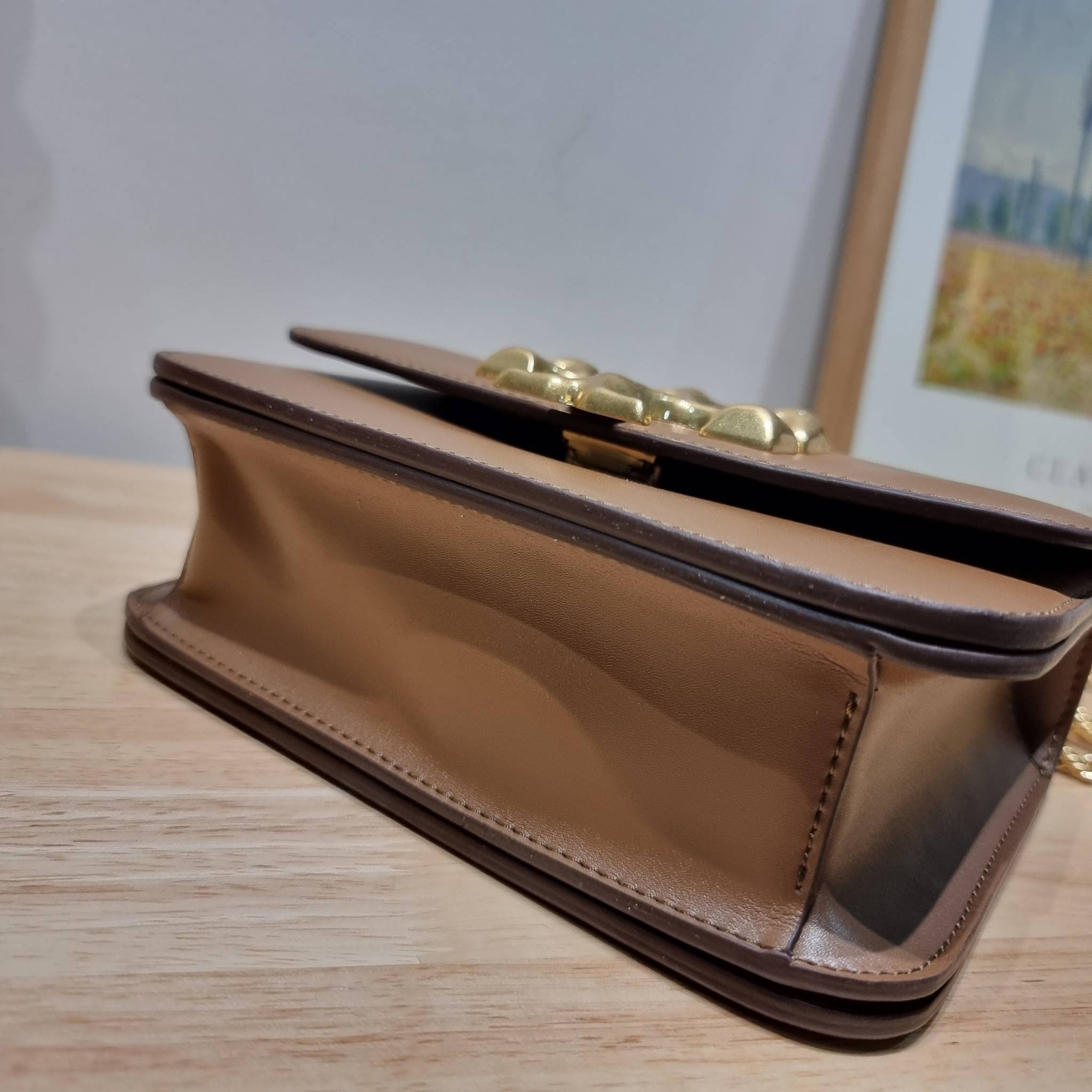 Tory Burch Bag / TORY BURCH ELEANOR SMALL CONVERTIBLE SHOULDER BAG ฮอตไอเท็ม รุ่นนี้ขายดีขายหมด สวยหรู คุณหนู ผู้ดี!! หายากมากแล้วน้า กระเป๋าสะพายข้าง ดีไซน์อยู่ทรง ขนาดกำลังสะดวกใช้ เปิด-ปิดด้วยแถบแม่เหล็ก