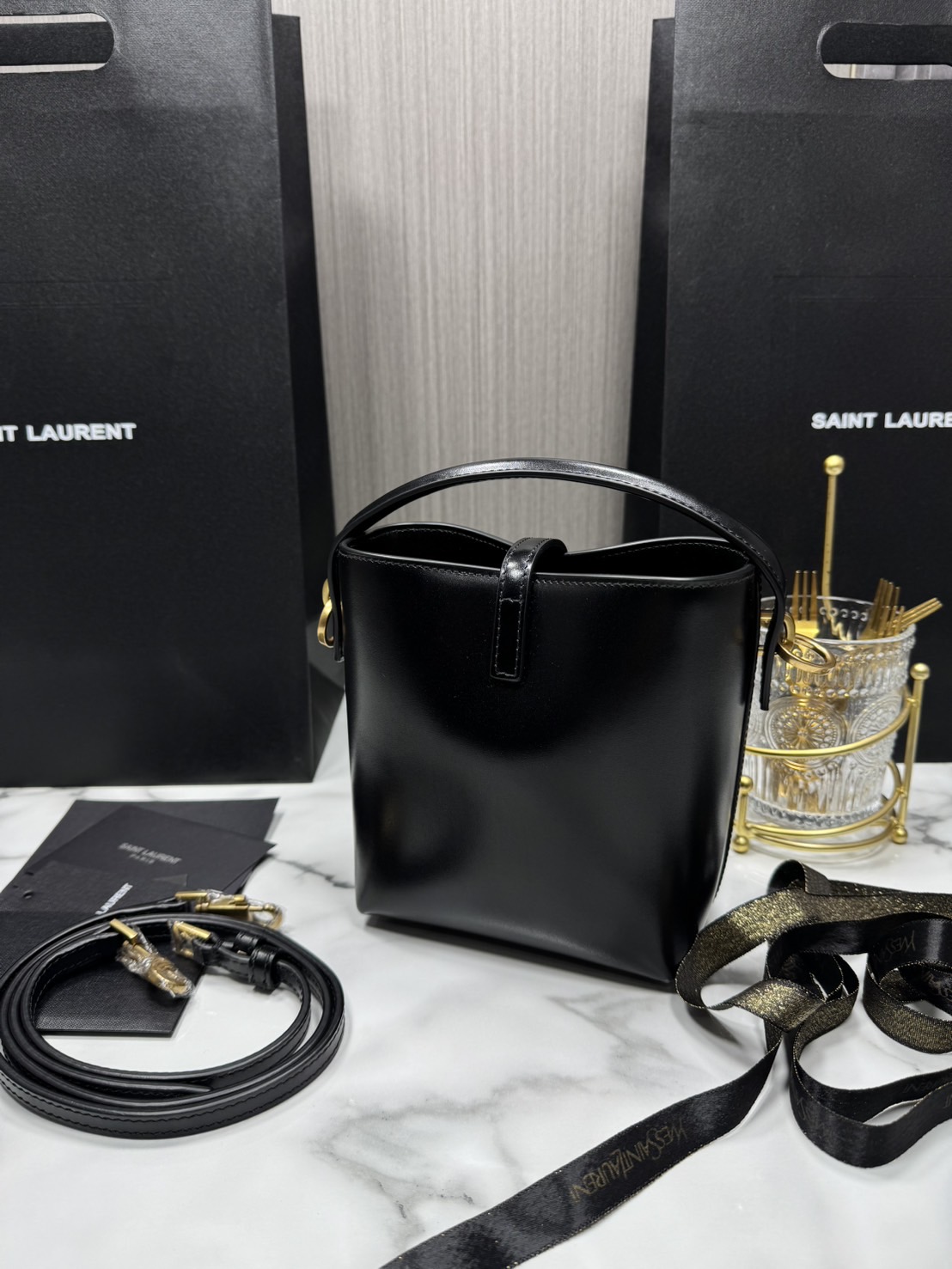 TOP ORI หนังแท้ | YSL Le 37 in shiny leather bag / YSL Bucket Bag กระเป๋าสะพายทรงทรงถัง โดดเด่นด้วยตัวปิดแบบตะขอ Cassandre พร้อมหูจับด้านบน และสายสะพายไหล่แบบปรับได้และถอดออกได้
