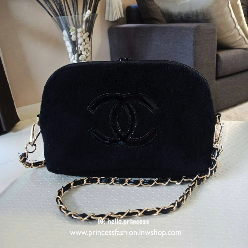 New Arrival!! อีกหนึ่งทรงขายดี กับรุ่นนี้คะ Chanel Precision wolf crossbody bag with chain กระเป๋าทรงโดมผ้าวูฟขนนุ่มเต็มใบ ด้านหน้าปักโลโก้CC หนังแก้วสวยหรู ด้านในเปิดปิดด้วยซิปบุผ้าสีแดงปั้มแบรนด์สวยหรู สายโซ่อะไหล่รมควัน ถอดถือเป็นคลัชต์ออกงานได้! 2IN1 