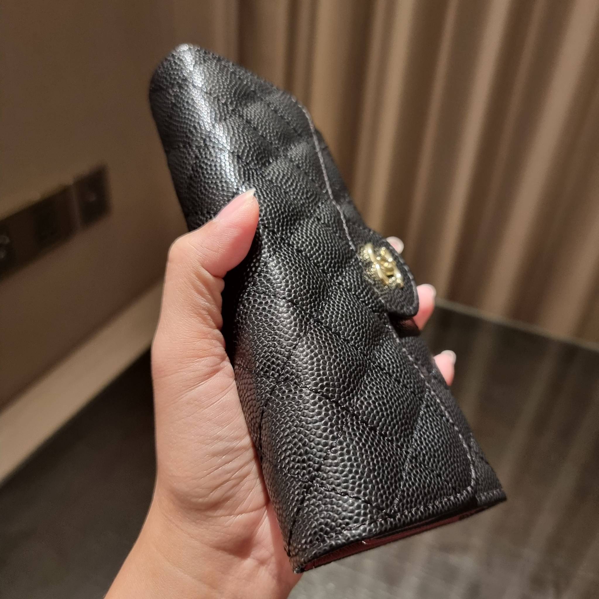 VIP 】กระเป๋าสตางค์ใบยาวรุ่นฝาพับที่ถามหากันมากที่สุด!! สวยรับทรัพย์จาก Chanel วัสดุหนังลายคาร์เวีย ลุคผู้ดีที่สุด เปิด-ปิดด้วยกระดุมแม่เหล็ก ภายในกระเป๋ามีช่องใส่บัตรได้เยอะ ใส่ธนบัตร ใส่เหรียญได้ มีช่องซิปแยกอีกหนึ่งช่อง ดีไซน์เรียบหรูดูคลาสสิค!! สาวๆห้า