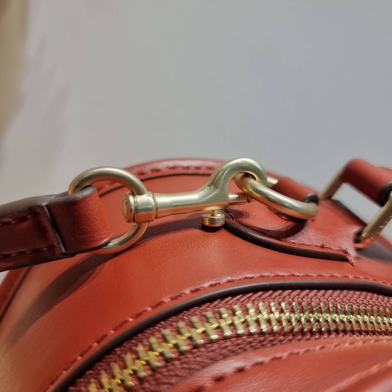 CE847 COACH x PEANUTS LUNCH PAIL IN SIGNATURE CANVAS WITH PATCHES คอลเลคชั่นใหม่ น่ารักน่าใช้ กับกระเป๋าสะพายสวยอยู่ทรง ดีไซน์ตกแต่งแพทช์ลวดลายการ์ตูนยอดฮิต