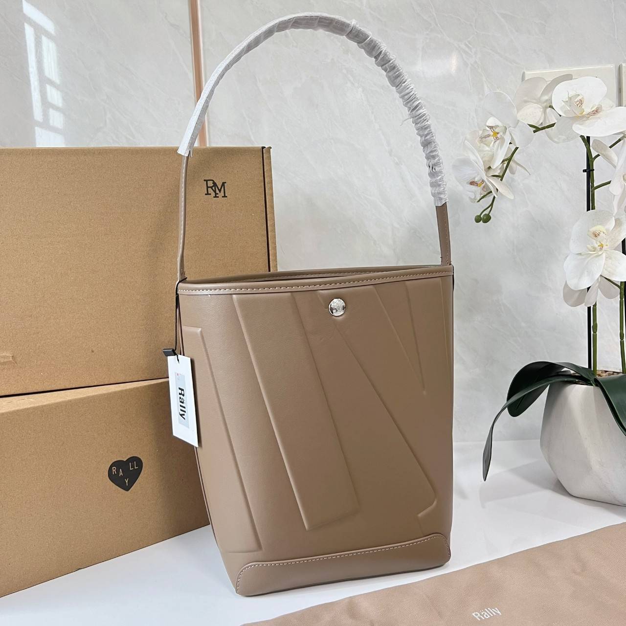 Rally The Bag Whisper กระเป๋าทรงบัคเก็ตงานหนังรุ่นใหม่ ฮอทติดลมบน มาแรงสะพายกันทั่วบ้านทั่วเมือง สายแบกสายขนห้ามพลาดจุของได้เยอะ รุ่นหนังผิวสัมผัสนิ่มมือ ทนทาน