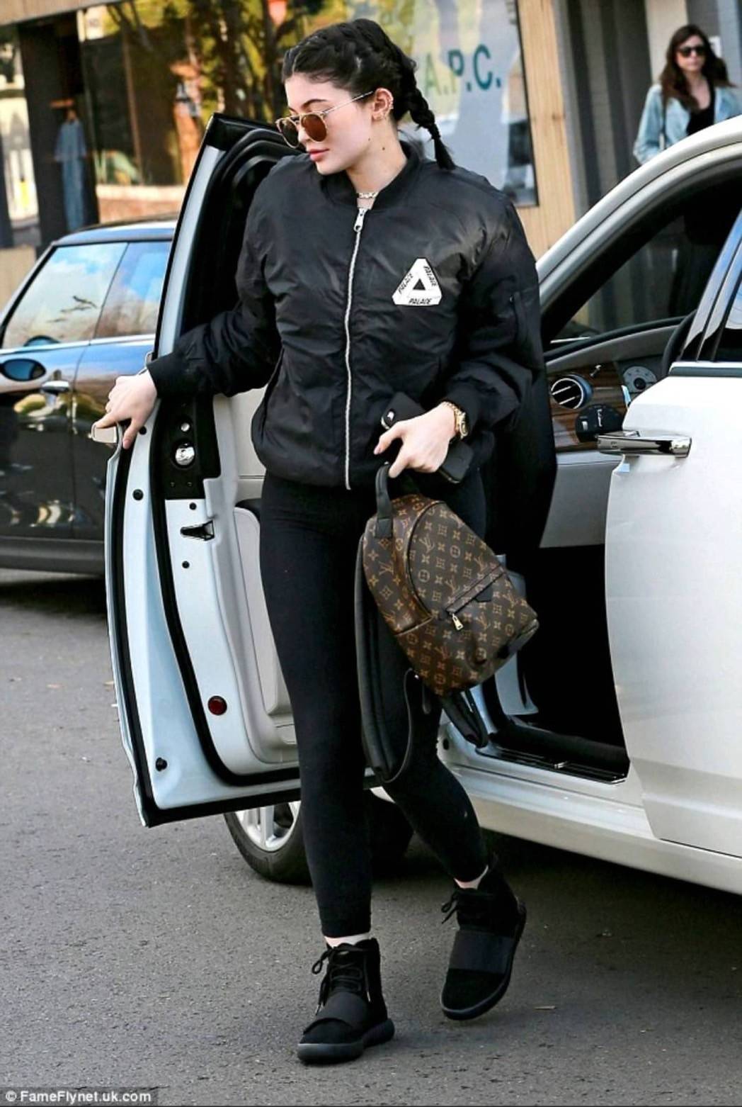 LV Backpack Size Small | สายสะพายเล็ก ถอดได้ LV palm springs New in!! เข้าแล้วกับไอเท็มยอดฮิต หรูหราพร้อม box set สุดสวย ที่สุดของความคุ้มค่า LV palm springs กระเป๋าแบ็คแพ็ค มาให้เลือก 2 ไซส์ ขายดี วัสดุหนังแคนวาสคุณภาพดี มีช่องซิปแบ่งสัดส่วน ใบเล็กสายวะพ