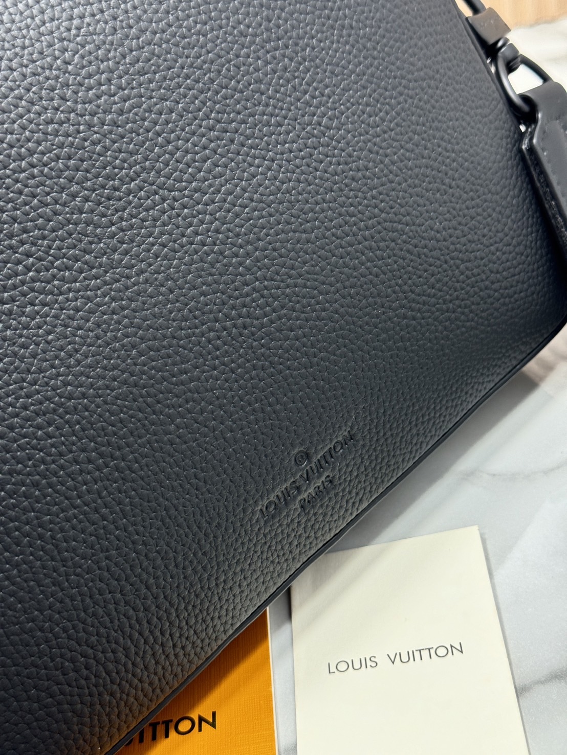 LV Fastline Messenger Bag กระเป๋าสะพาย ทรงแมสเซ็นเจอร์ สีดำเต็มใบสวยคลาสสิก หนังแท้สัมผัสนุ่ม ผสานสไตล์และฟังก์ชันการใช้งานเข้าด้วยกันอย่างลงตัว