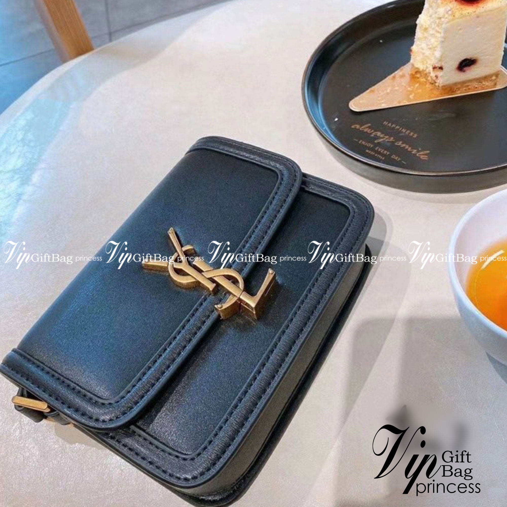 ไอเท็มขึ้นแท่น the best seller!! YSL SOLFERINO SATCHEL LEATHER / YSL crossbody bag กระเป๋าสะพายข้าง โลโก้โดดเด่น ดีเทลดูแพงด้วยตัวล็อค ใช้งานง่าย แน่นหนา งานหนังสวยเต็มใบ ภายในเป็นช่องโล่ง ใส่ของสำคัญได้เลยสบายๆ สายสะพายครอส ปรับใช้ได้ตามตัว ใบจริงสวยคม ร