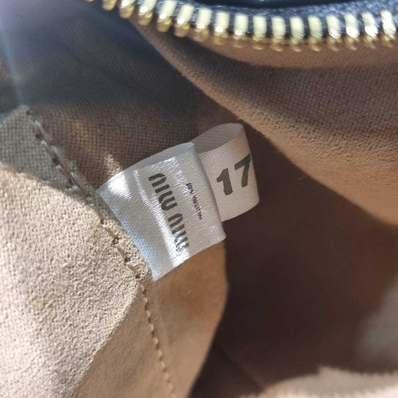 MIU MIU ZIP LEATHER TOP HANDLE BAG กระเป๋าสะพายไหล่/สะพายข้าง ทรงเก๋ ใช้งานง่าย เรียบหรูดูลัคชูสุดๆ