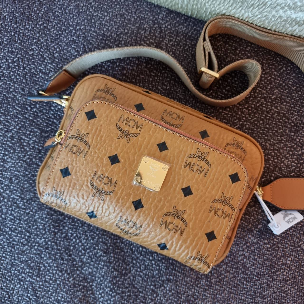 M.C.M KLASSIK CROSSBODY BAG สาวกเอ็มซีเอ็มต้องมีน้า!! หนุ่มๆเค้าสะพายกัน!! กระเป๋าสะพายข้างทรงครอสบอดี้ ที่ดาราใช้กันเพียบ!! รุ่นนี้หนุ่มๆสะพายหรือสาวๆก็สะพายได้น้า ขนาดกำลังดี วัสดุหนังแคนวาสคุณภาพดี มีช่องหลัก 2 ช่อง เปิด-ปิดด้วยซิป ด้านหลังมีช่องย่อยอี