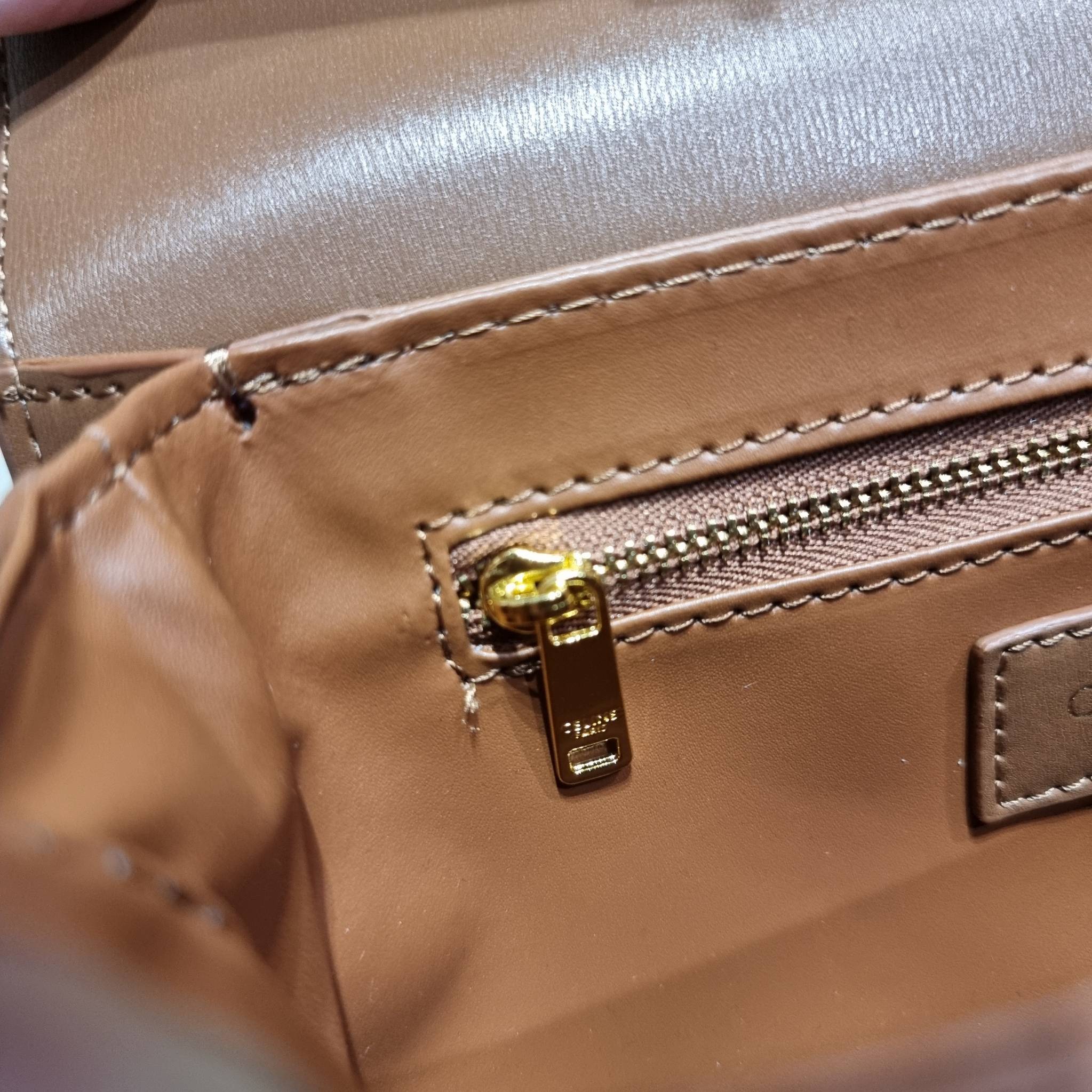 VIP 🥂 CELINE CLASSIQUE TRIOMPHE BAG IN SHINY CALFSKIN ไอเท็มสุดคลาสสิค ที่ขาดไม่ได้ กระเป๋าสะพายทรงสวยคลาสสิค แฝงความผู้ดี ที่ใช้ได้ทั้งชายหญิง วัสดุหนังแท้ เปิด-ปิดด้วยตัวกดล็อค สะดวกใช้มาก ภายในเป็นช่องโล่ง เก็บของได้เป็นสัดส่วน และยังมีช่องซิปใ