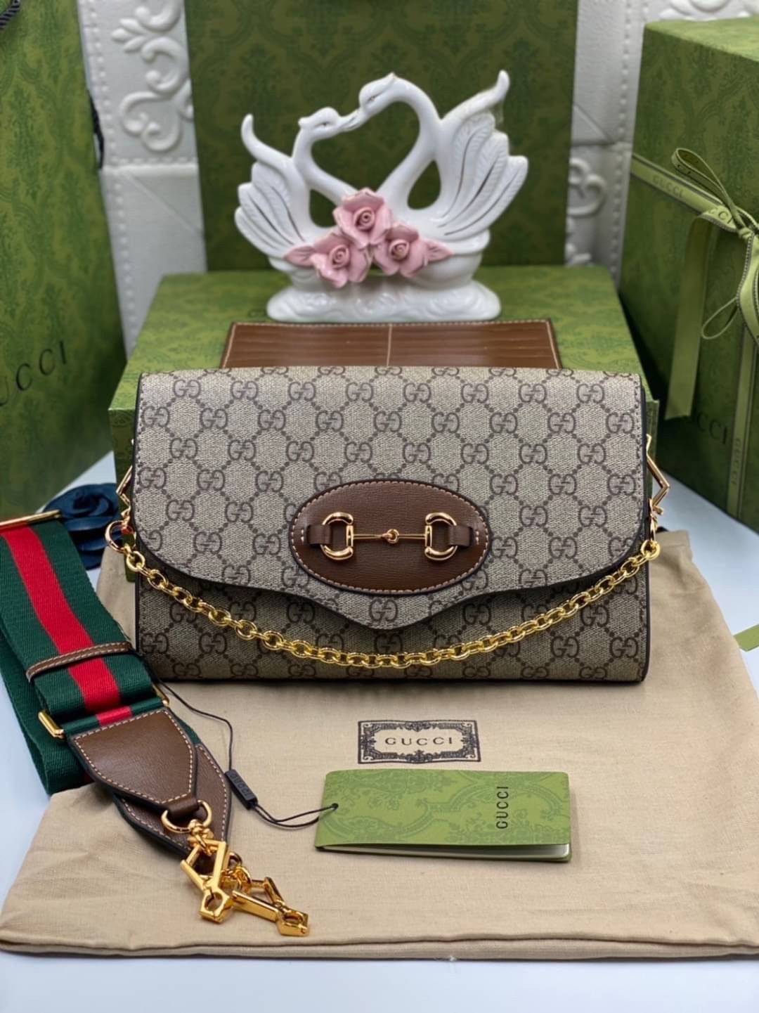 GUCCI Horsebit GG Supreme Monogram Crossbody Bag 26cm กระเป๋าทรงสี่เหลี่ยมผืนผ้าไซส์กำลังน่ารัก ใช้งานได้คล่องแคล่ว ลวดลาย GG Monogram มองกี่รอบก็สวยคลาสสิกไม่มีเบื่อ