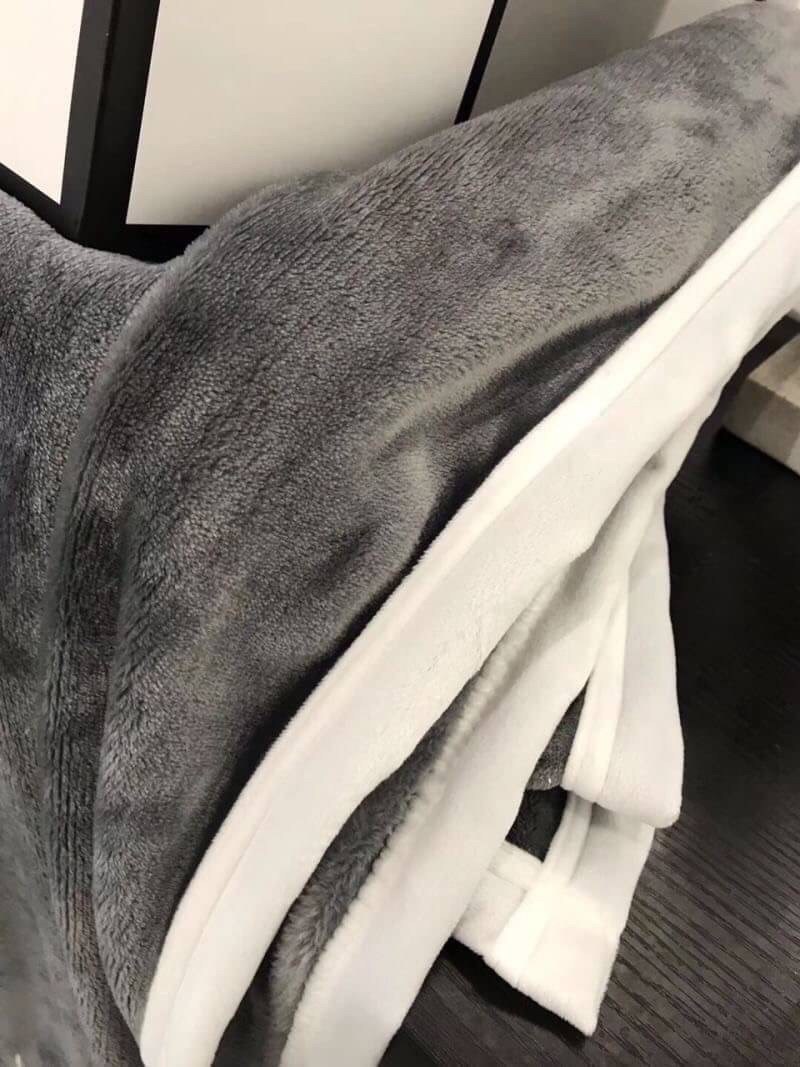 VIP GIFT 】Best Gift! Chanel Blanket พร้อมส่งไอเท็มแนะนำ ผ้าห่มนุ่มนิ่ม ขนปุยๆๆ สบายผิวมาก เนื้อผ้านิ่มฟูนุ่มใช้ได้ทุกโอกาส ขนาดกำลังดี พกพาสะดวก สามารถพกไว้ใช้ในรถ ใช้ในออฟฟิศได้ จะซื้อใช้เองหรือมอบเป็นของขวัญก็ดูดีพร้อมส่งที่ไทย ราคาสุดคุ้มไม่ต้องรอพรีฯ