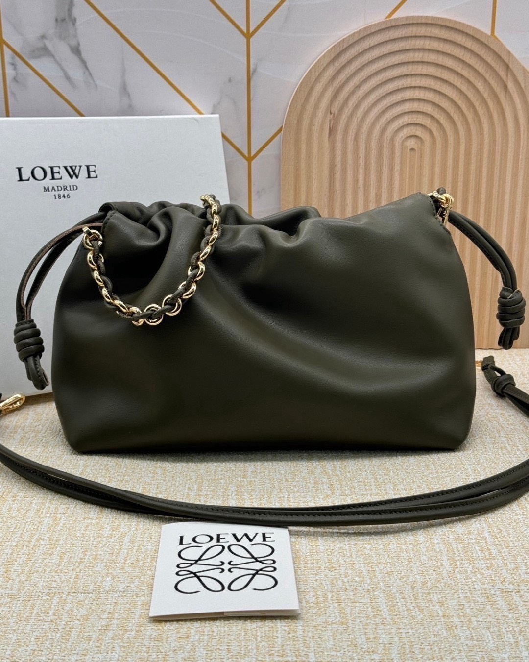 ORI หนังแท้ | Medium Loewe Flamenco purse in mellow nappa leather 30cm กระเป๋าสะพายทรงคลัช เรียบหรูดูแพง เรียบง่ายใช้งานสะดวก หนังแนปป้าให้สัมผัสนุ่มสบายผิว มาพร้อมสายสะพายร้อยห่วงหรูหรา