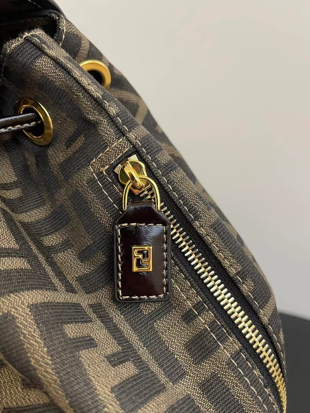 FENDI Zucca Monogram Backpack with 2 pocket กระเป๋าเป้ FF ใบใหญ่จุของได้เยอะ ภายในโล่งกว้าง พร้อมช่องใส่ของด้านหน้าสะดวกใช้งาน นานๆจะมีมาในรูปแบบเป้ให้ครอบครองกันค่า! วันไหนๆ ในไทยหรือ ตปท.ใบเดียวจบ!!