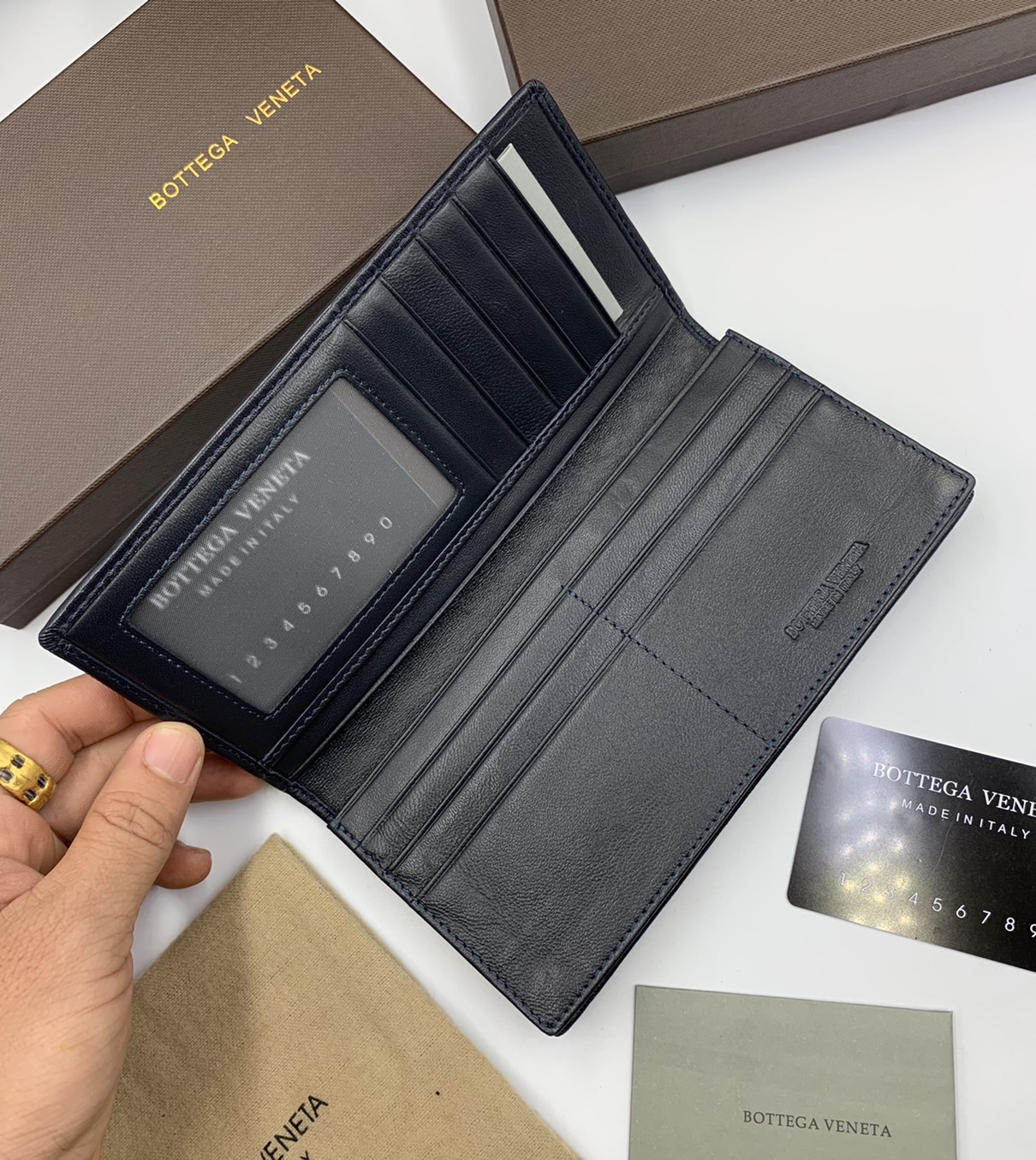 หนังแท้ BOTTEGA VENETA LONG WALLET / BV LONG WALLET / BV Wallet พร้อมส่งที่ไทย กระเป๋าสตางค์ใบยาว 2 พับ รุ่นตามหา มาเท่าไหร่ไม่เคยพอเลยค่า เป็นรุ่นคลาสสิกที่หยิบมาใช้งานได้บ่อยที่สุด งานหนังลูกวัวแท้ทั้งใบ ใช้ทนทานได้นาน ใช้ทนทานได้นานภาพสินค้าถ่ายจากงานข