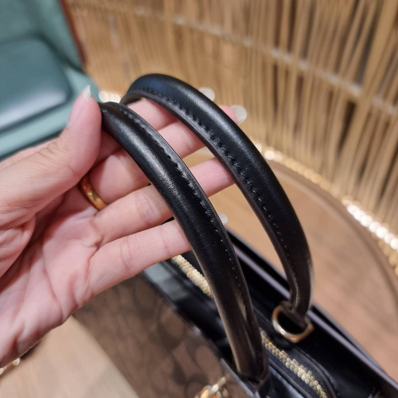 COACH ZOE CARRYALL IN SIGNATURE CANVAS เดอะเบสท์แห่งปี ต้องยกให้พี่คนสวยใบนี้เลย!! รุ่นที่สาวๆตามหา หายากอีกหนึ่ง กระเป๋าถือ/สะพายทรงสวย คลาสสิค ใบใหญ่จุคุ้ม มีดีเทลน่ารักๆที่แม่กุญแจ สามารถล็อคหัวซิปได้ กุญแจซ่อนในพวงหนังห้อยก็น่ารักไปอีก ภายในโล่งกว้าง 